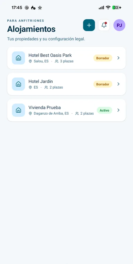 Listado de alojamientos en la app con su estado y número de plazas