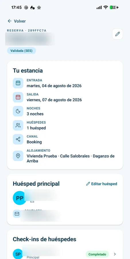 Detalle de una reserva en la app con la estancia, el huésped principal y los check-ins