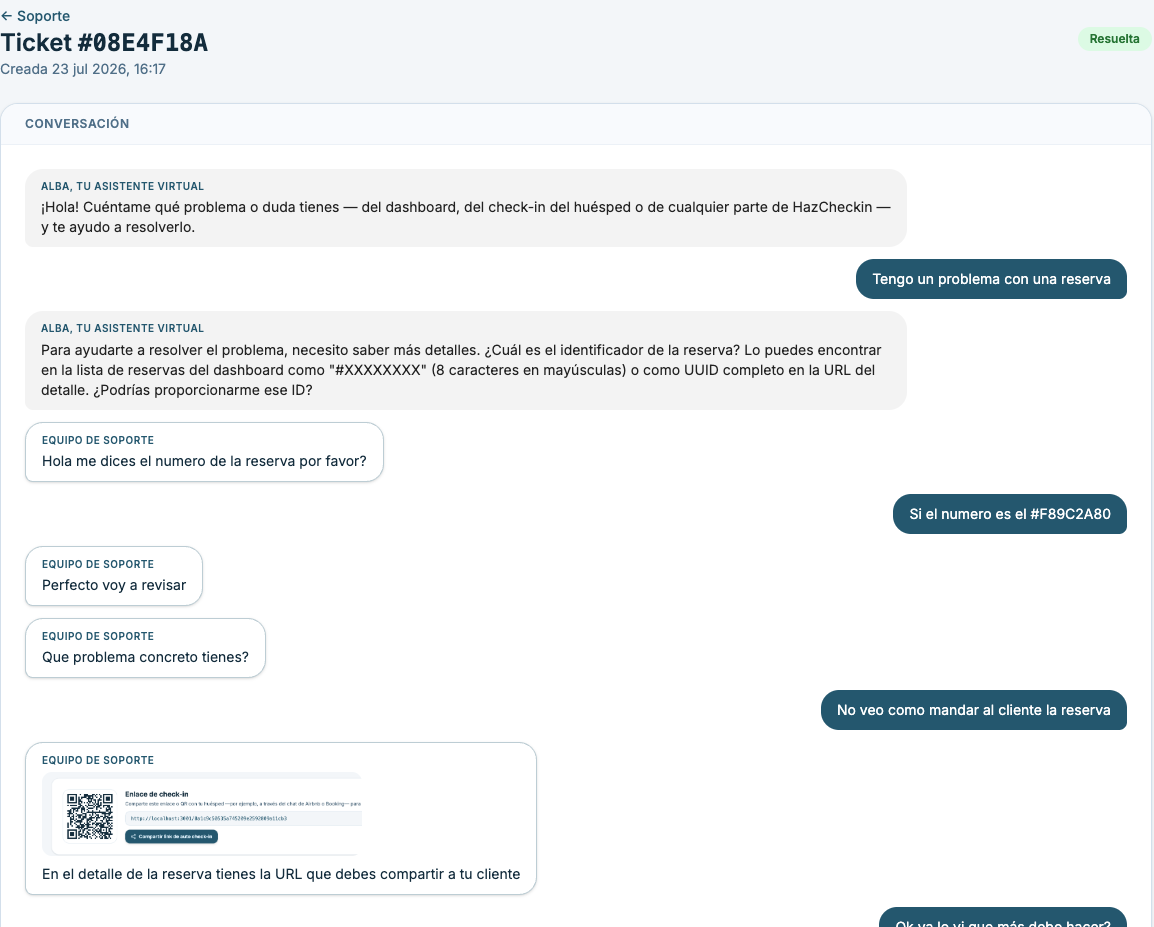 Detalle de una incidencia con la conversación completa: mensajes del equipo de soporte e imágenes