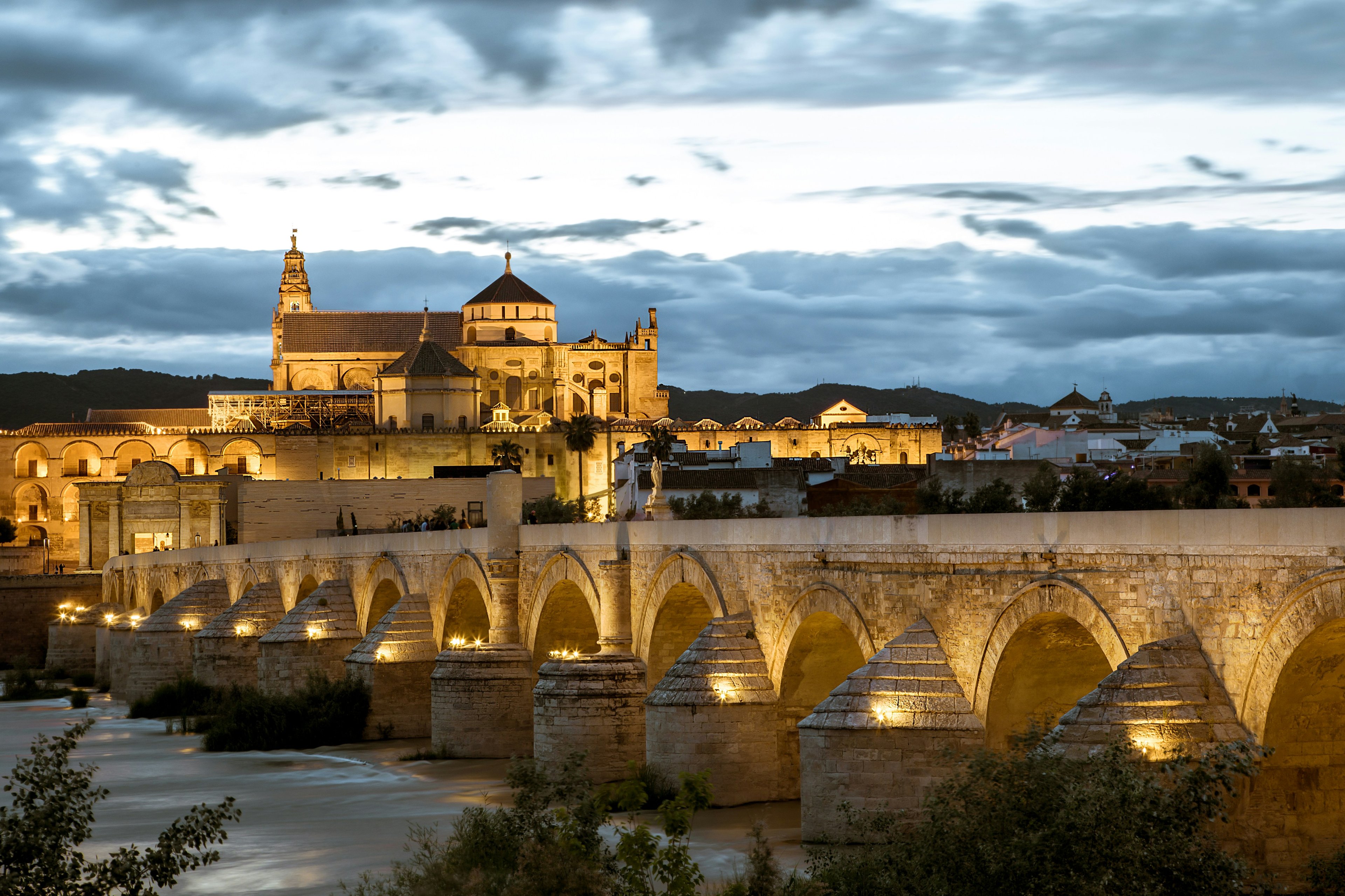 Mezquita-Catedral de Córdoba bajo el cielo azul