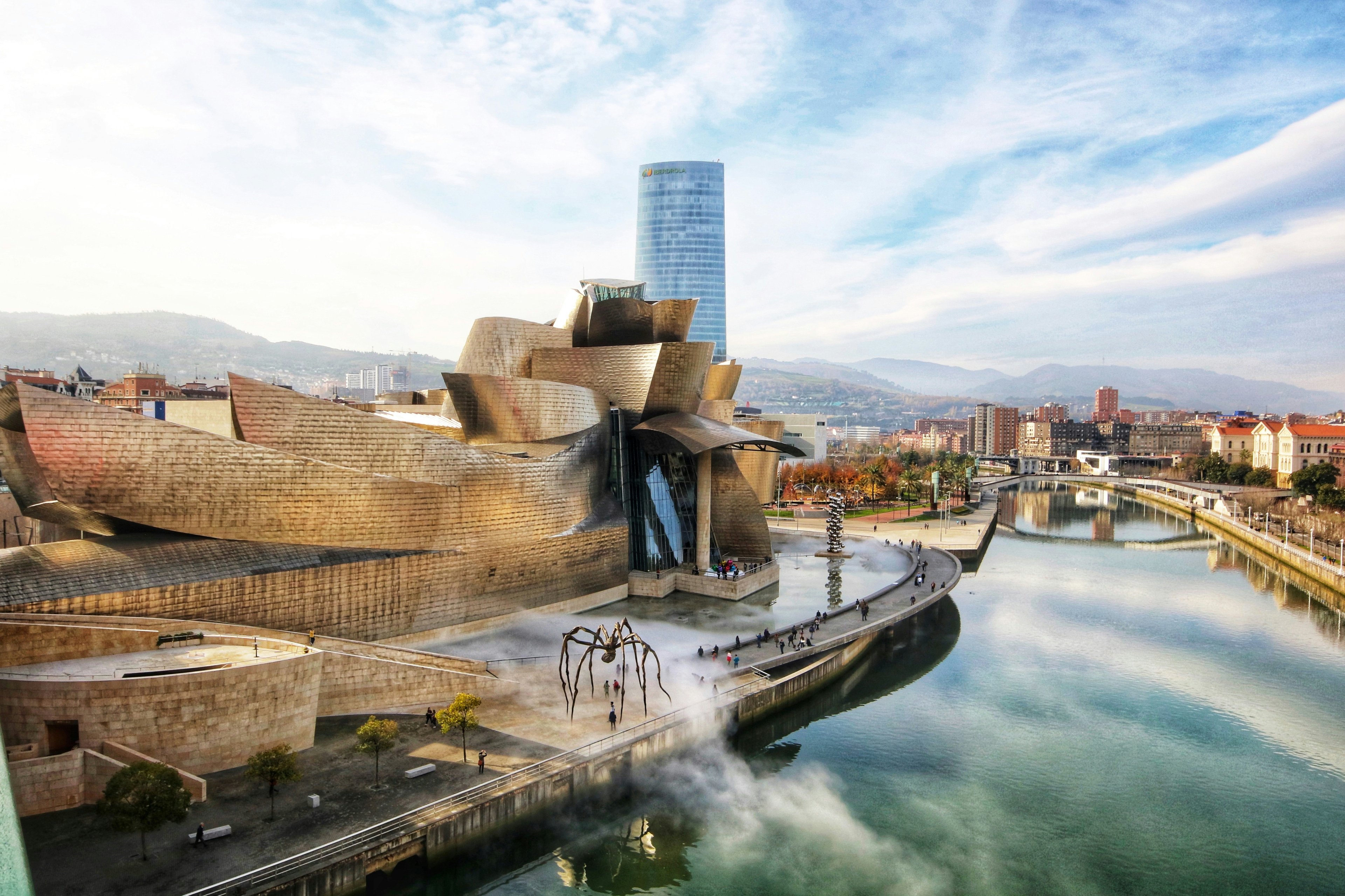 Museo Guggenheim Bilbao junto a la ría