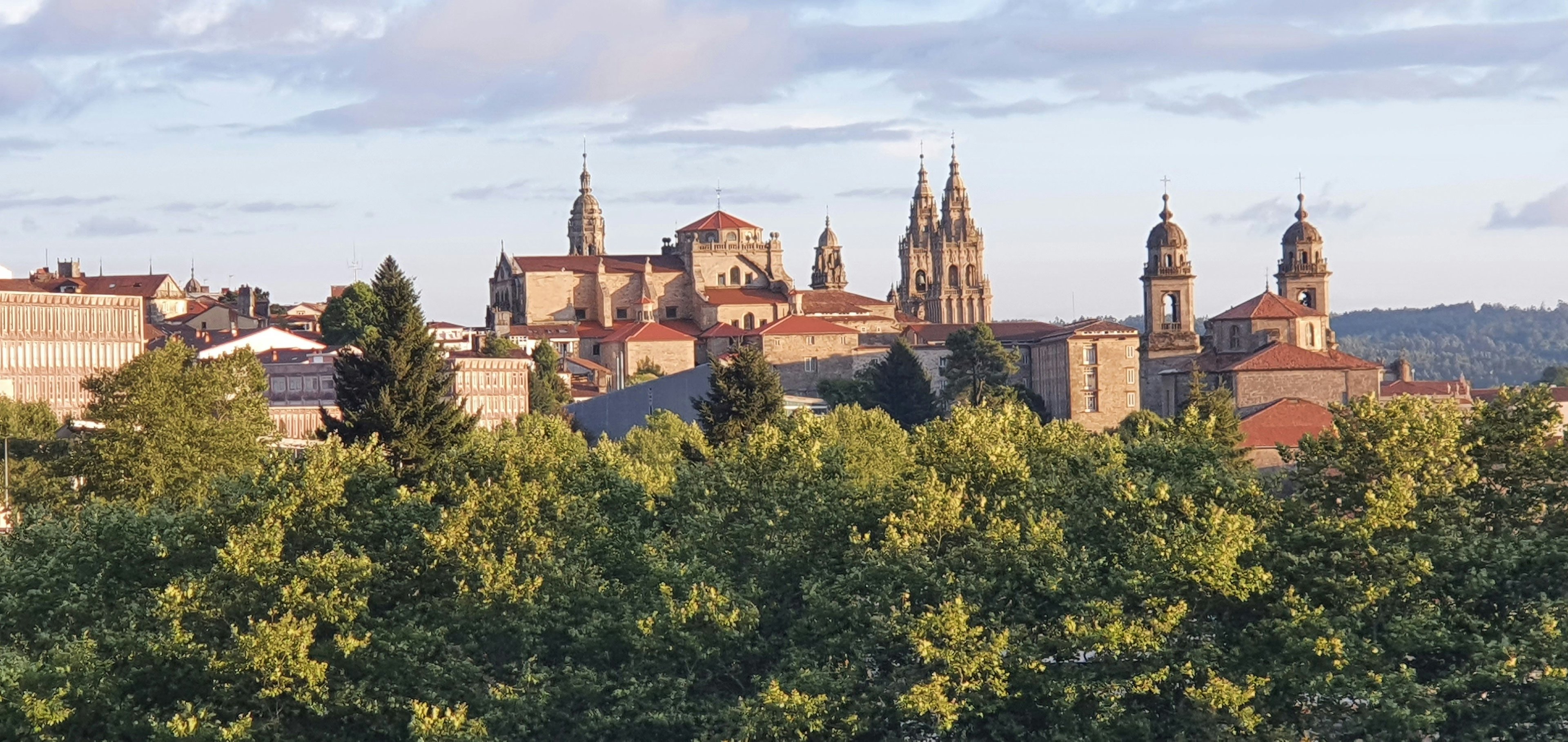 Torres de la Catedral de Santiago de Compostela sobre los tejados