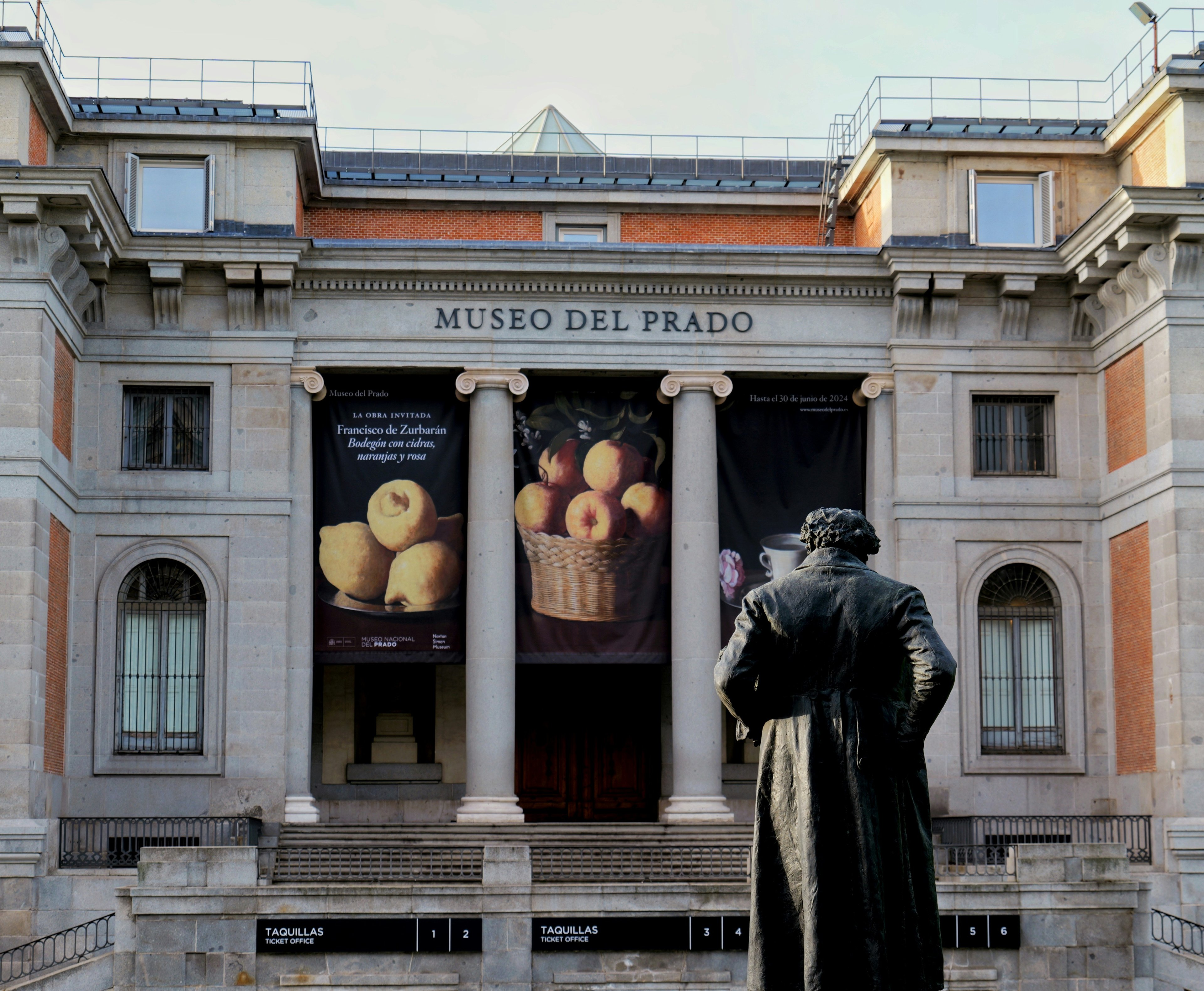 Fachada del Museo del Prado en Madrid para una guía de restaurantes cercanos