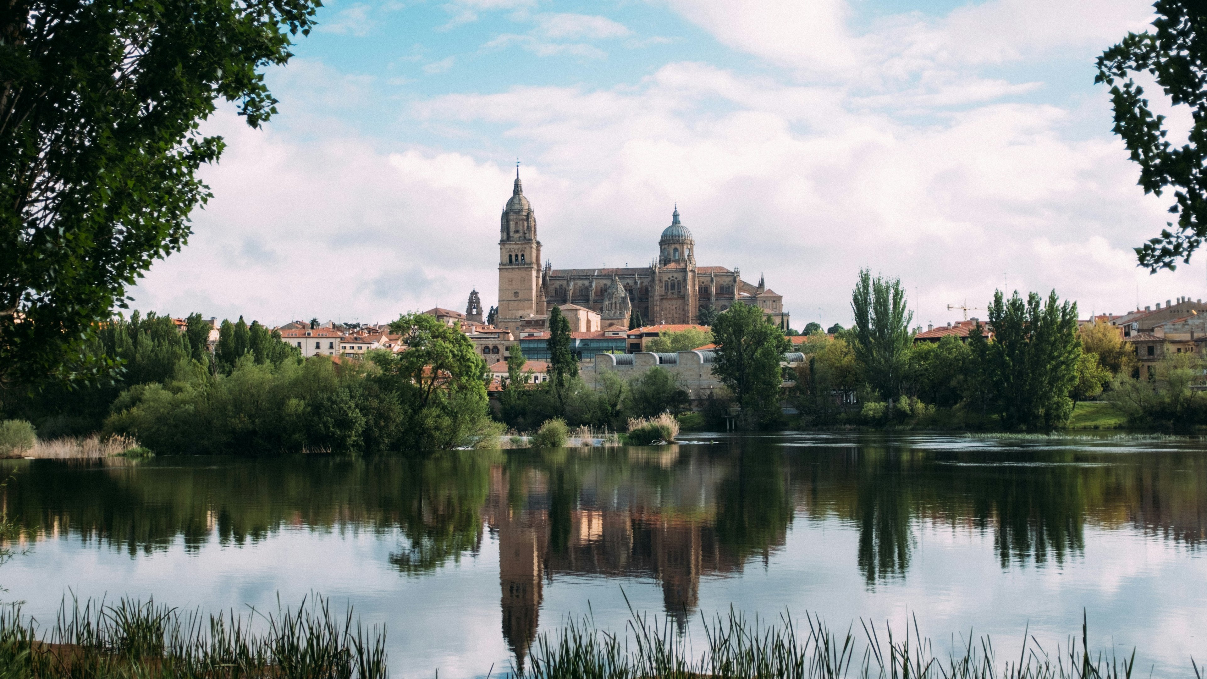 Catedral de Salamanca iluminada por la luz dorada del atardecer