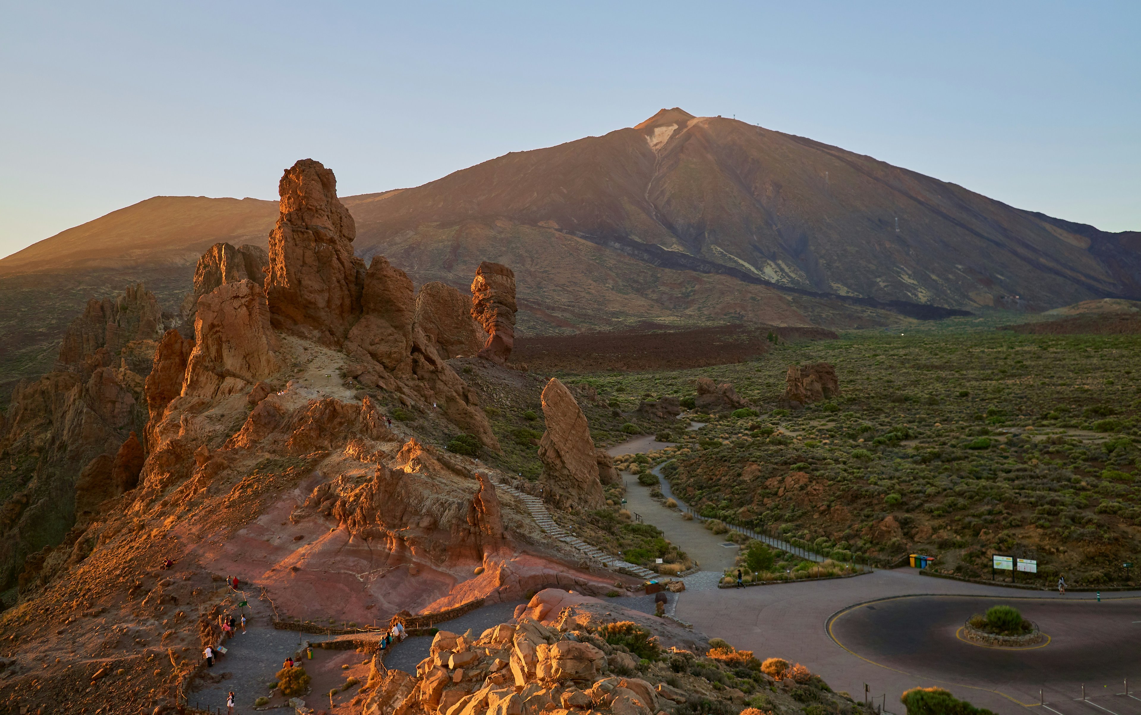 Paisaje volcánico del Teide en Tenerife bajo cielo azul