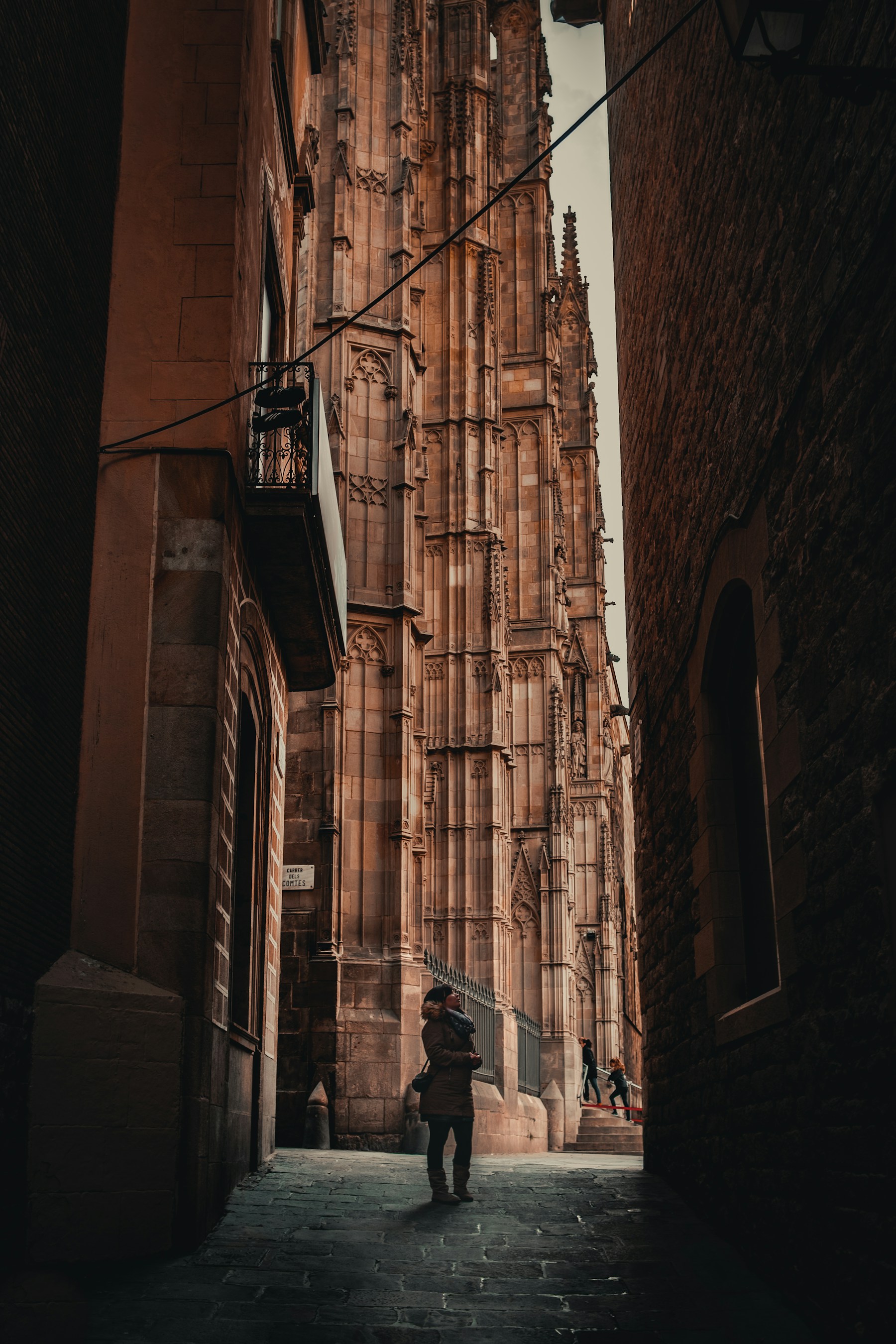 Calle estrecha del Barrio Gótico de Barcelona