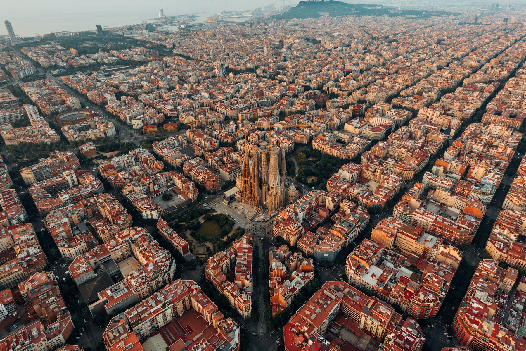 Vista aérea de la Sagrada Família y el Eixample de Barcelona