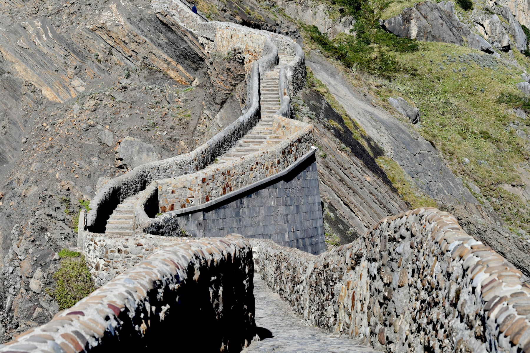 Sendero de piedra hacia San Juan de Gaztelugatxe