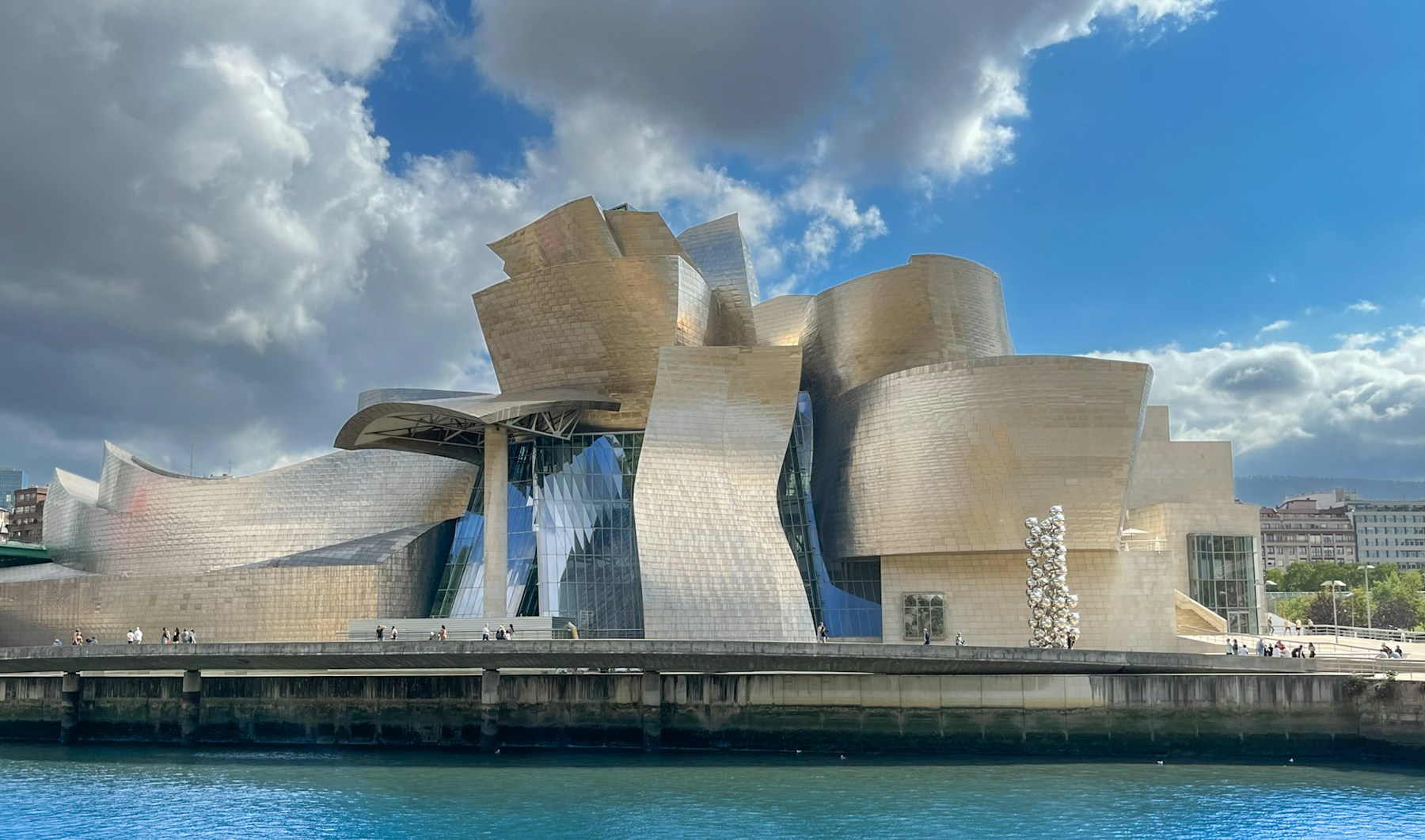 Fachada de titanio del Museo Guggenheim Bilbao