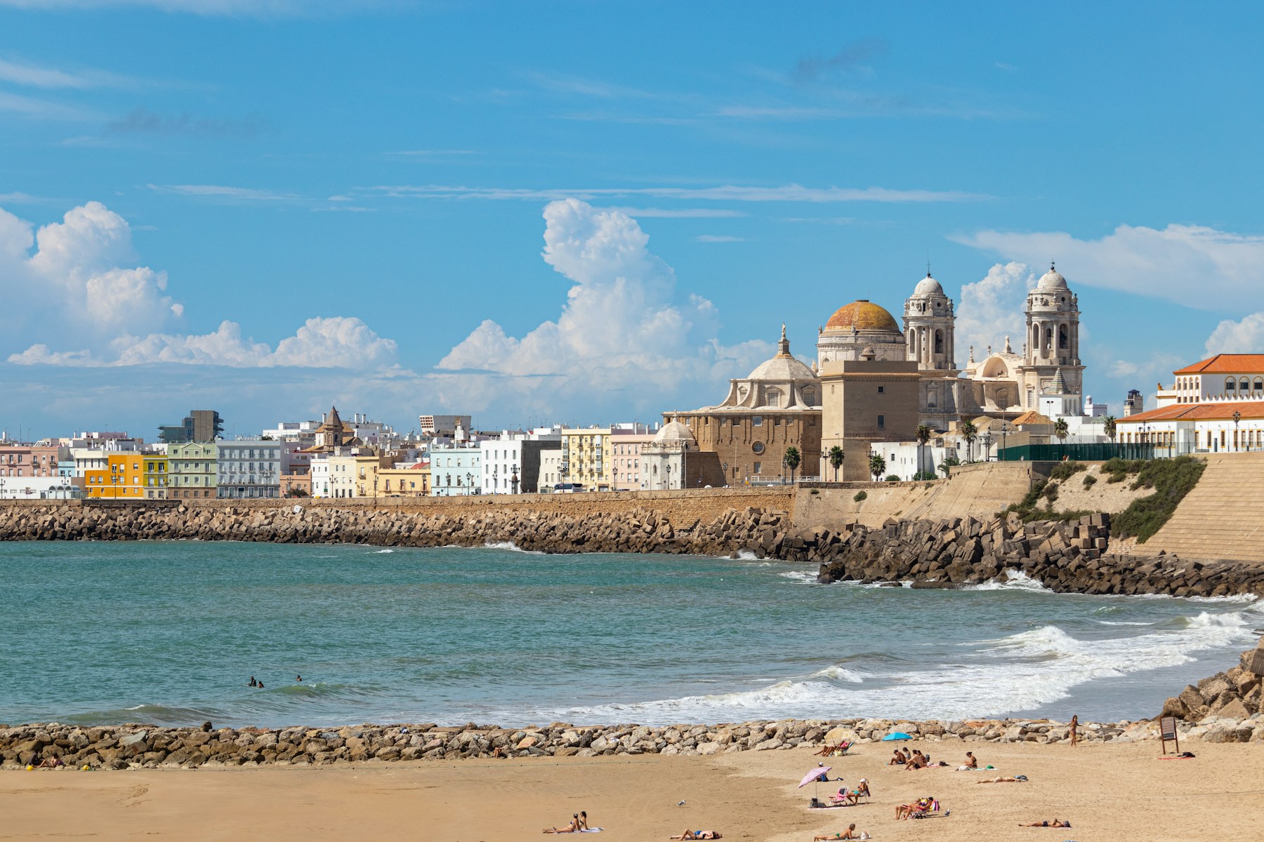 Catedral de Cádiz junto al mar Atlántico