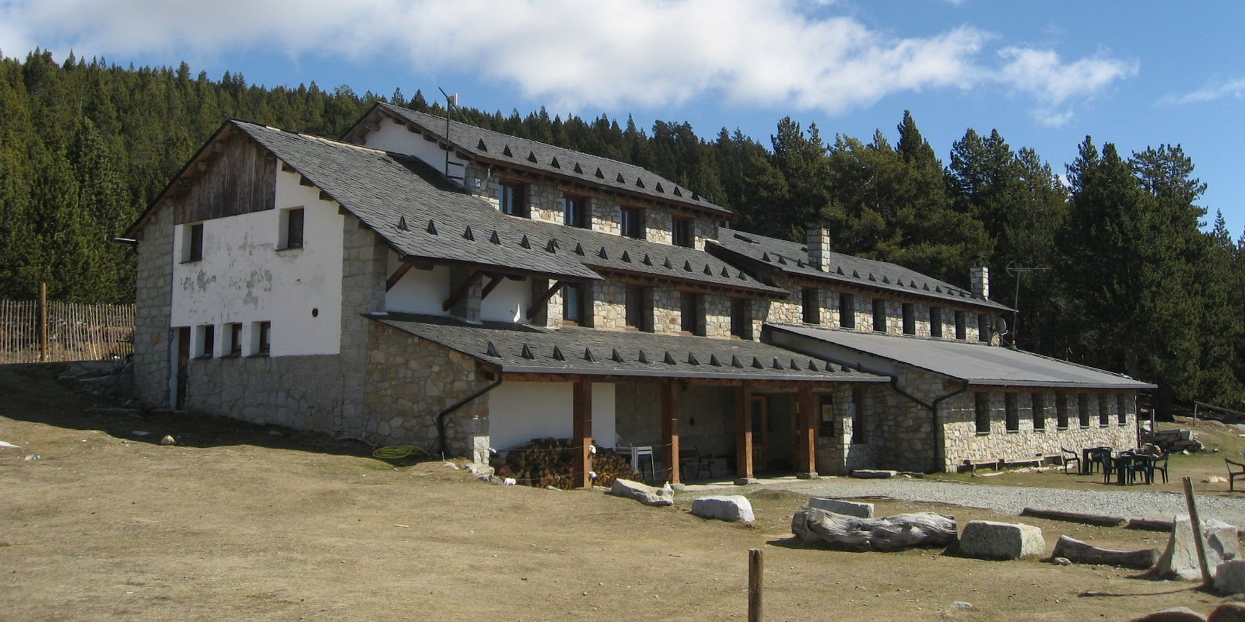Refugio de Cap del Rec, en Lles de Cerdanya, con el pinar detrás. Foto: Joan Simon, CC BY-SA