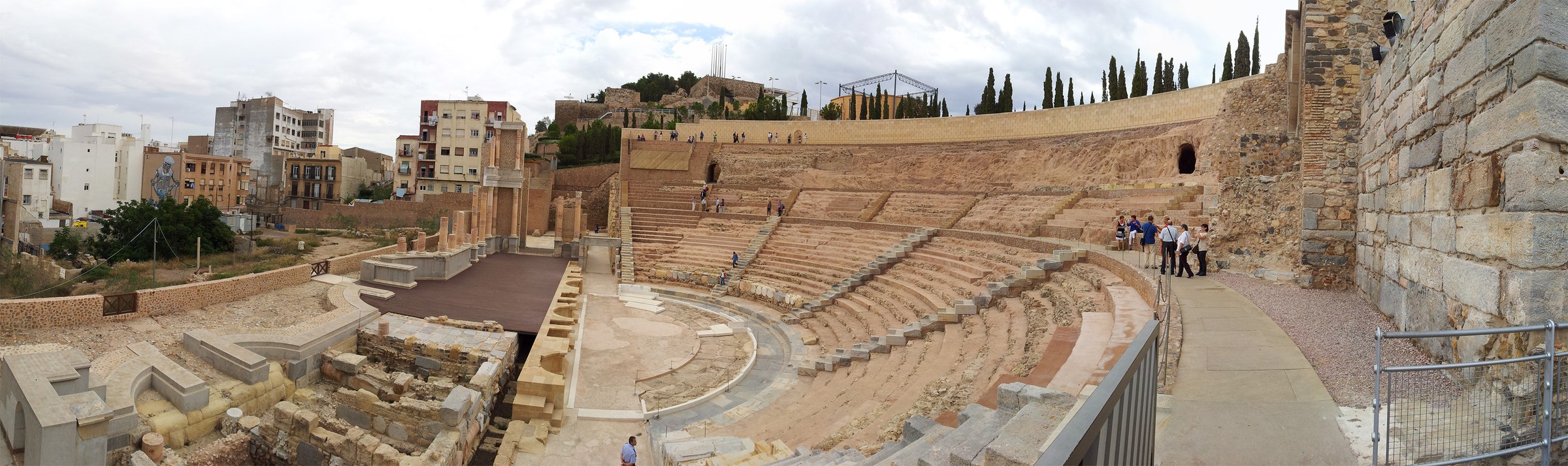 Escenario, columnas y grada del Teatro Romano de Cartagena. Foto: Akstyo, CC BY-SA