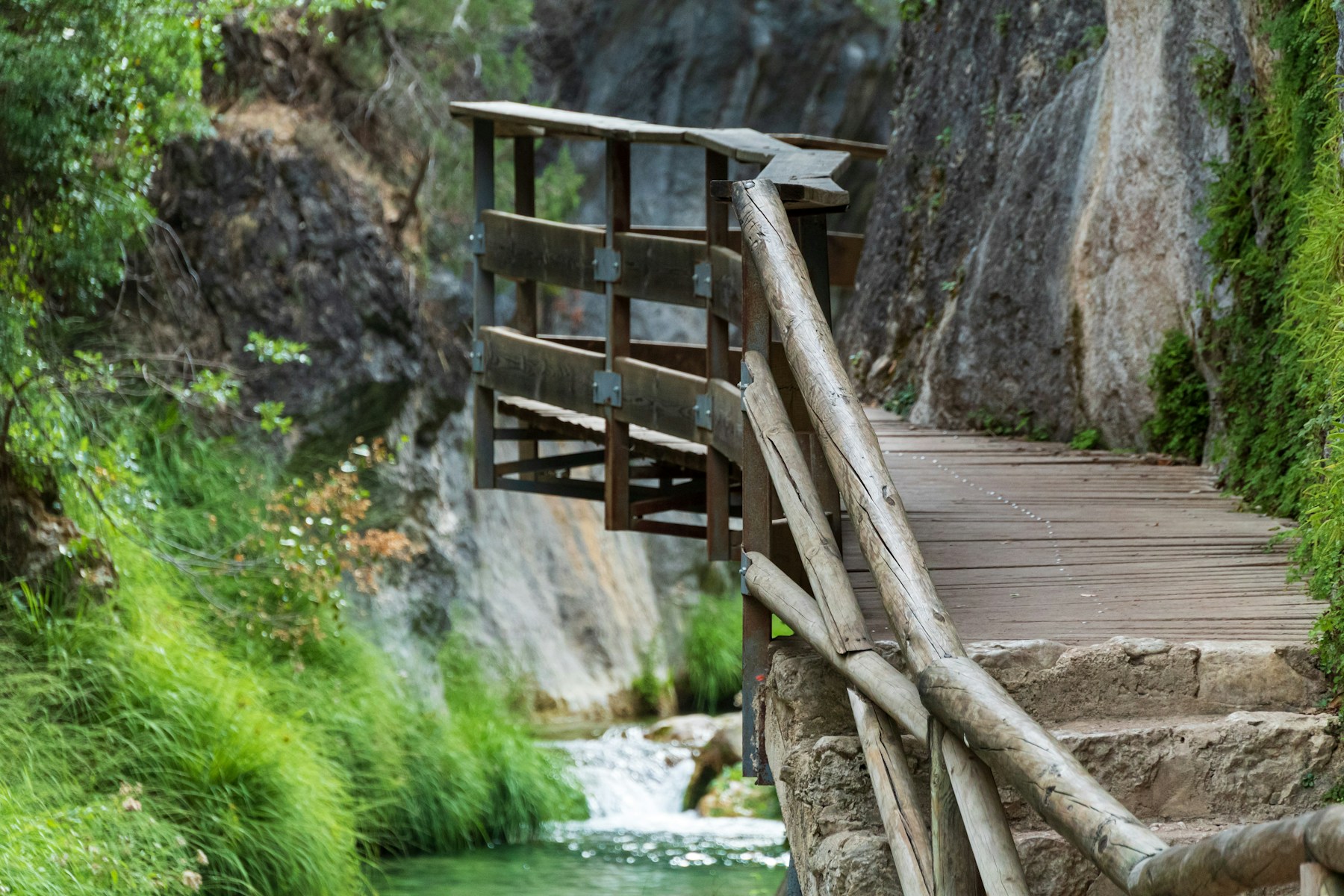 Pasarela de madera junto al cauce del río Borosa