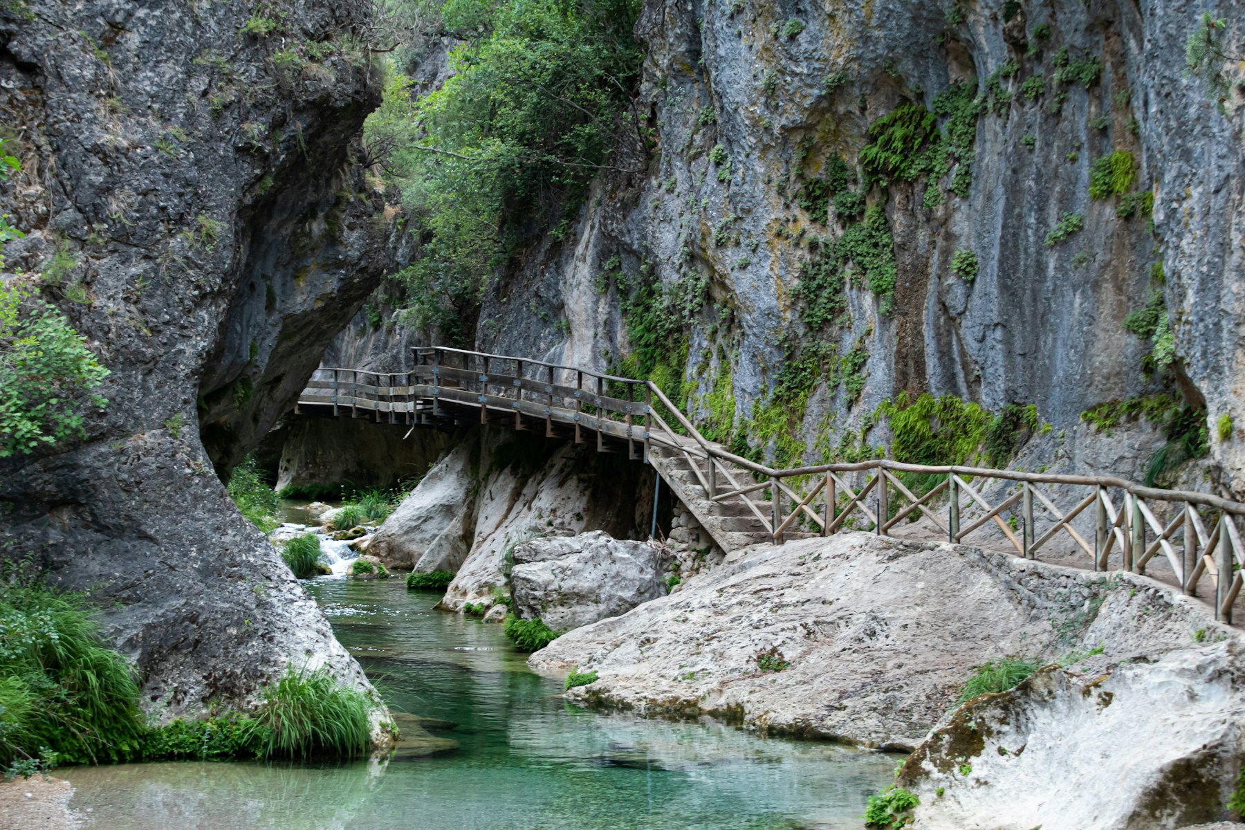 Pasarelas de madera en la Cerrada de Elías, río Borosa