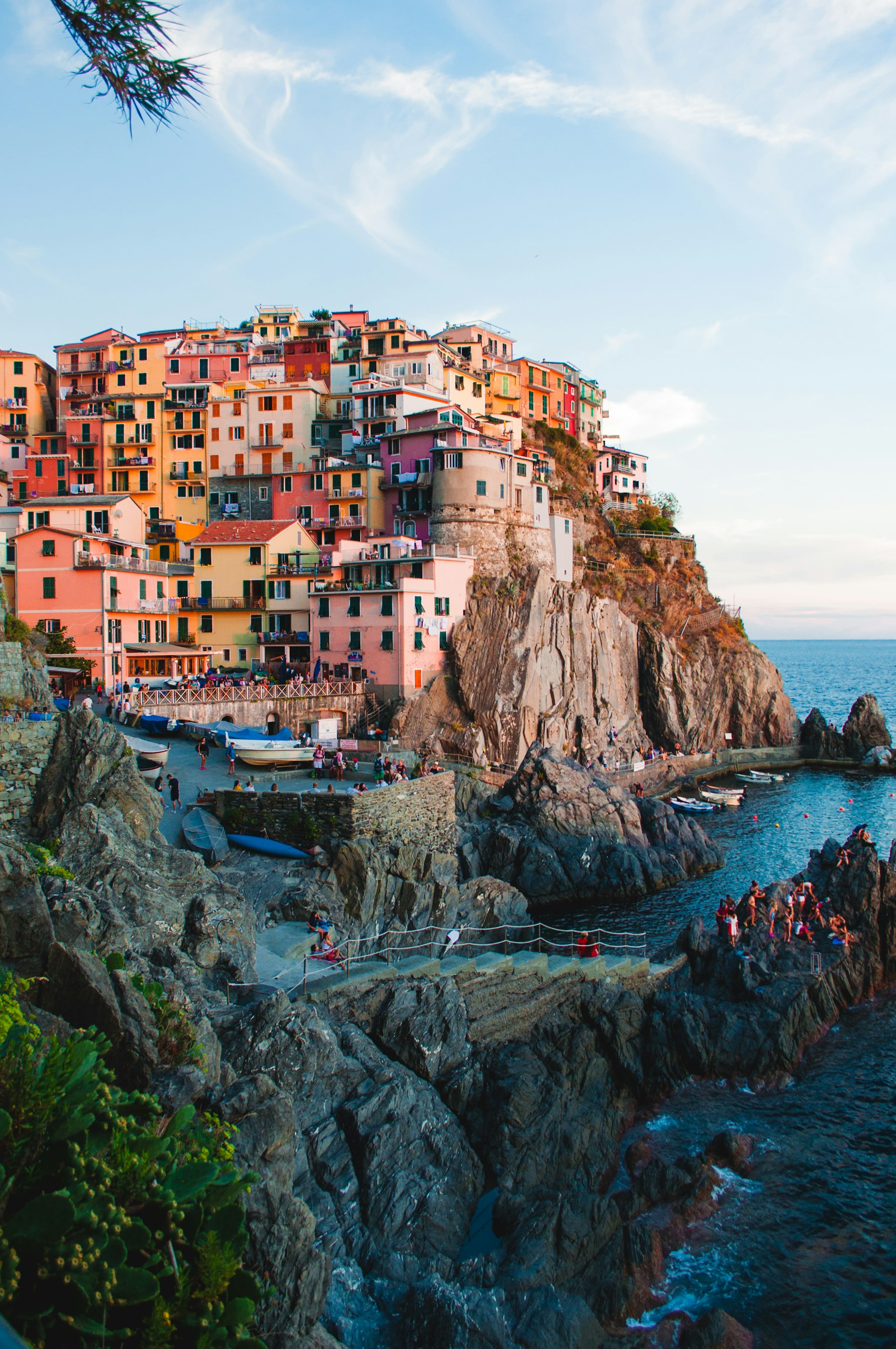 Manarola, Cinque Terre: case a strapiombo sulla scogliera e scalinata verso il mare