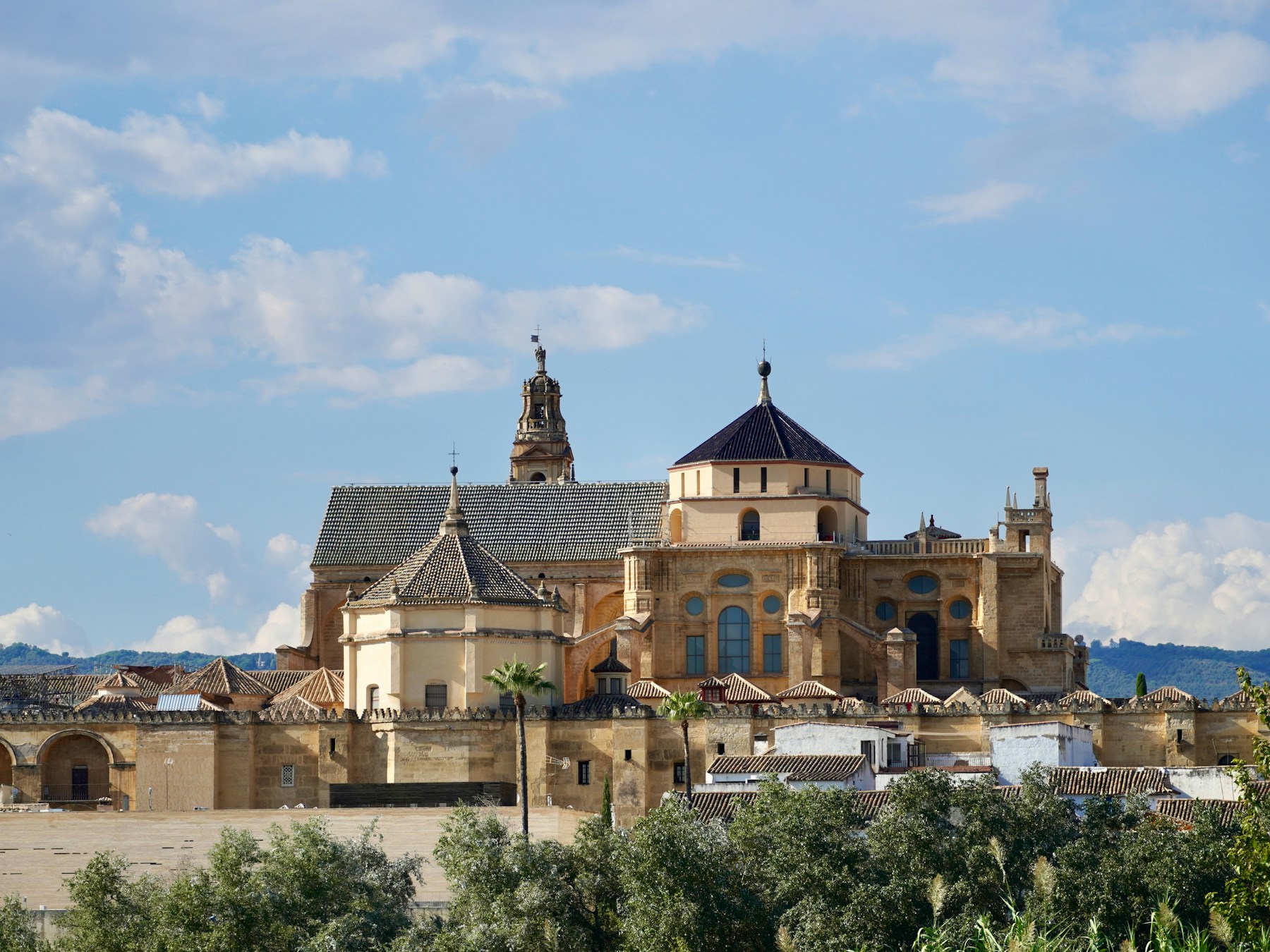 Exterior de la Mezquita-Catedral de Córdoba bajo el cielo azul