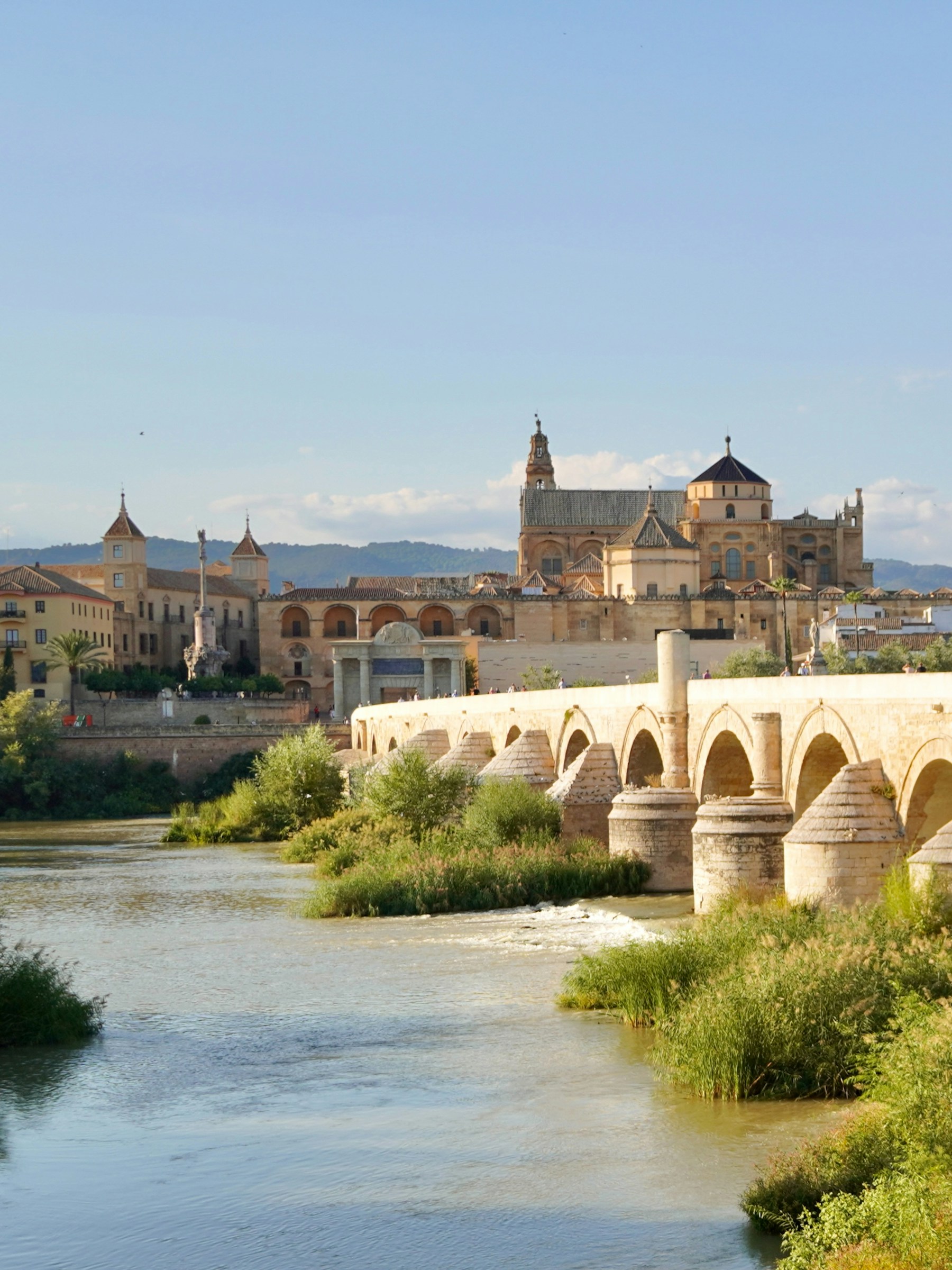 Puente Romano de Córdoba con la Mezquita-Catedral al fondo