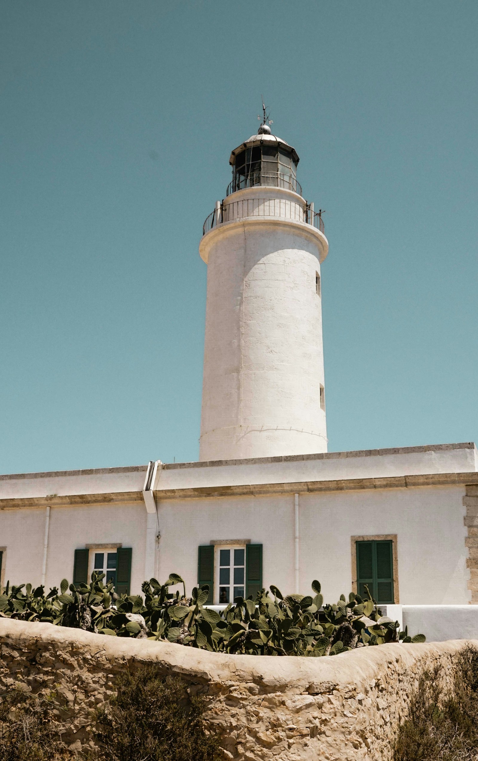 Faro de La Mola en Formentera bajo cielo azul