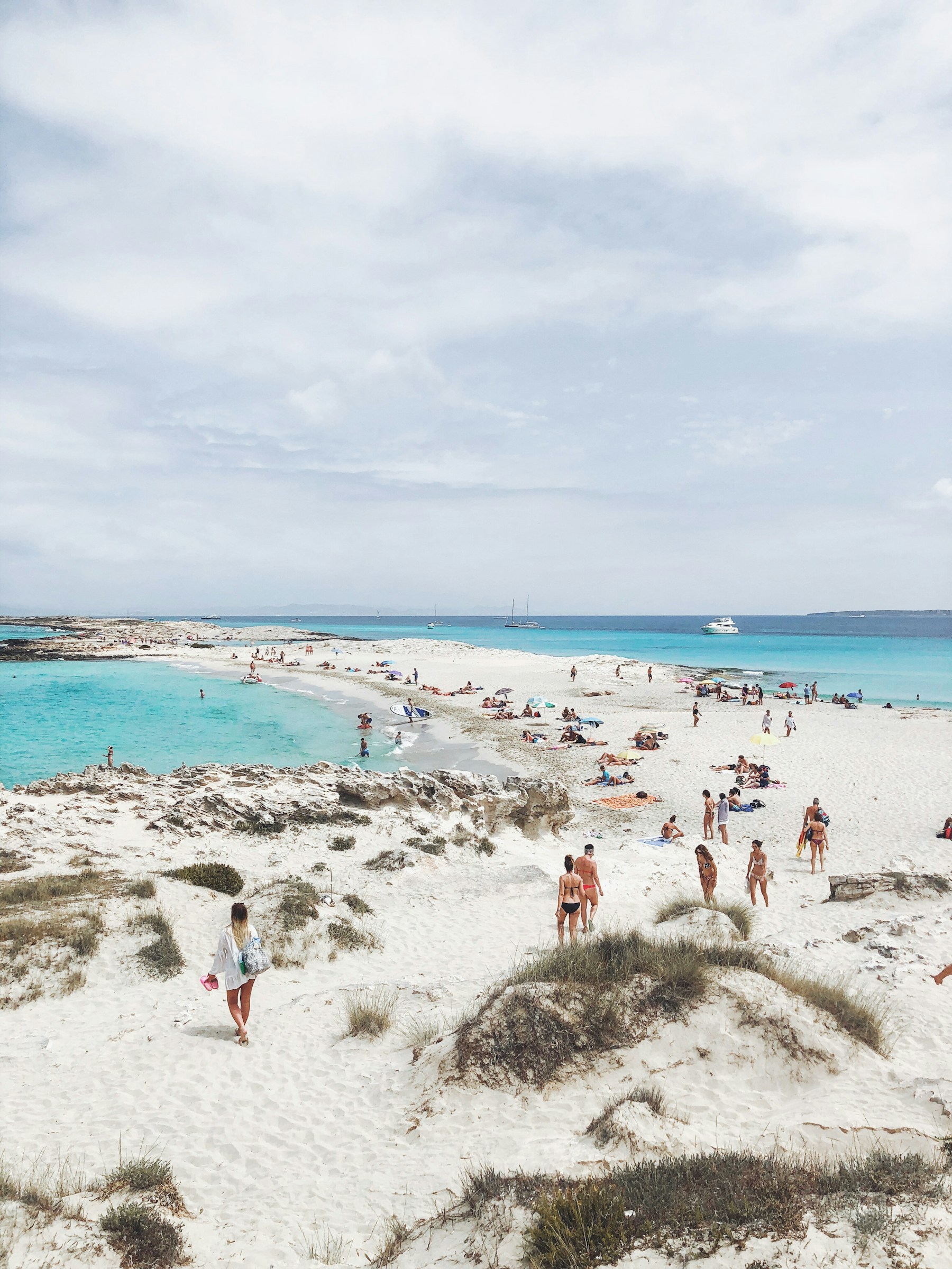 Playa de Ses Illetes en Formentera con agua turquesa y arena clara