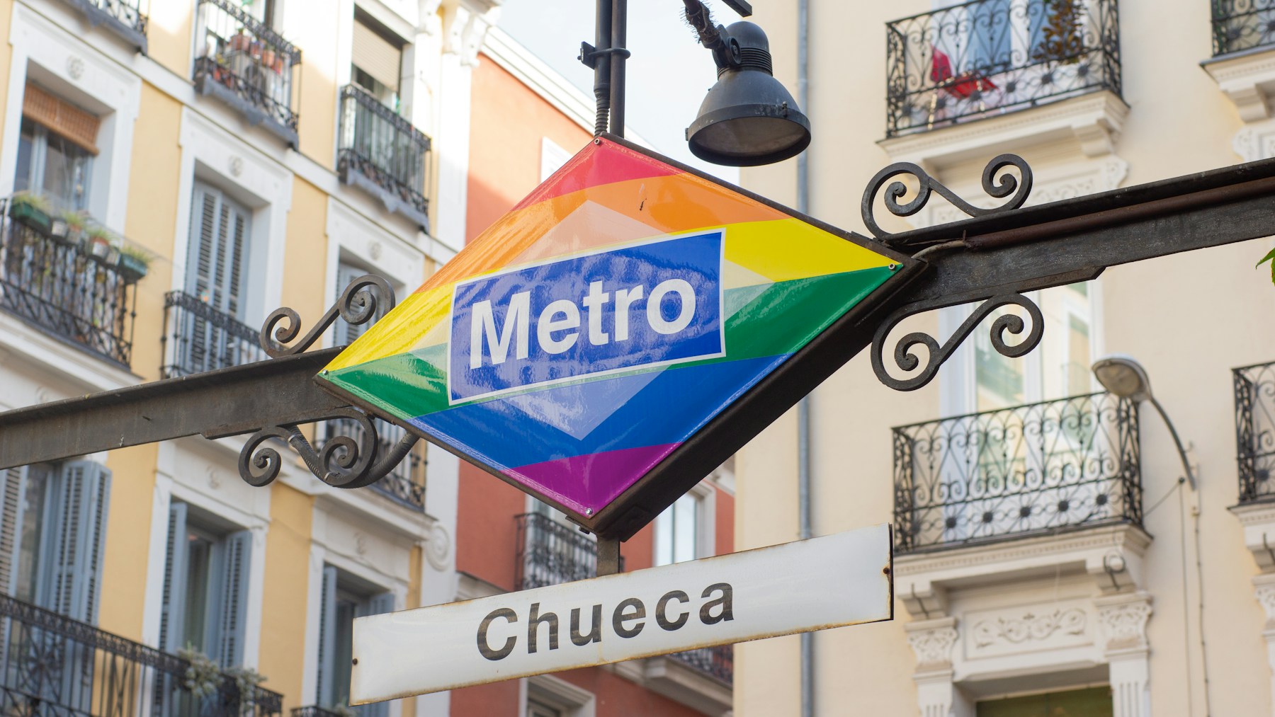 Señal de la calle Chueca con una bandera arcoíris