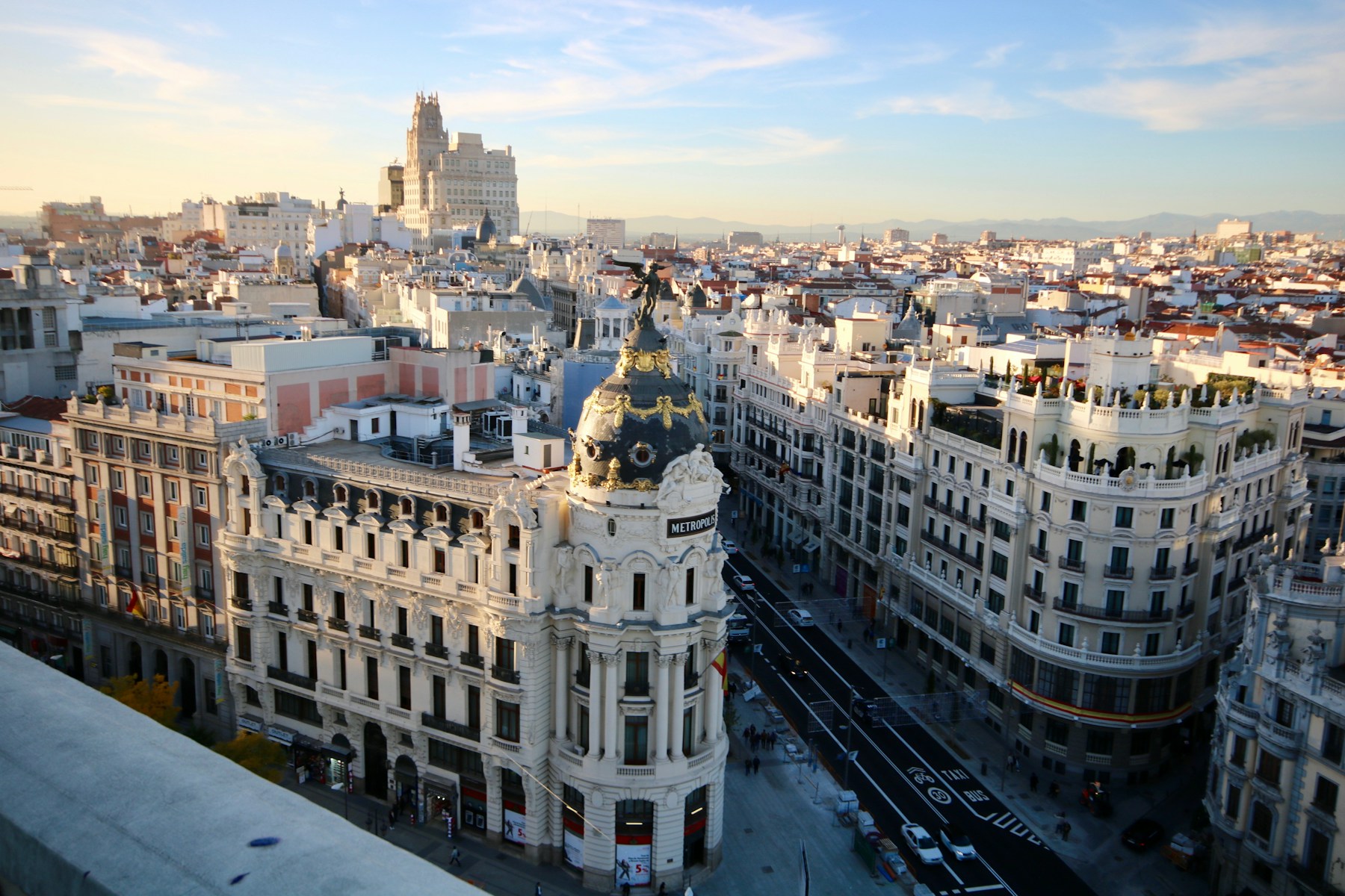 Gran Vía de Madrid con el edificio Metrópolis al fondo