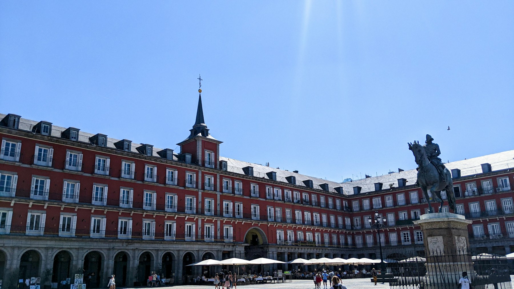 Plaza Mayor de Madrid en un día soleado