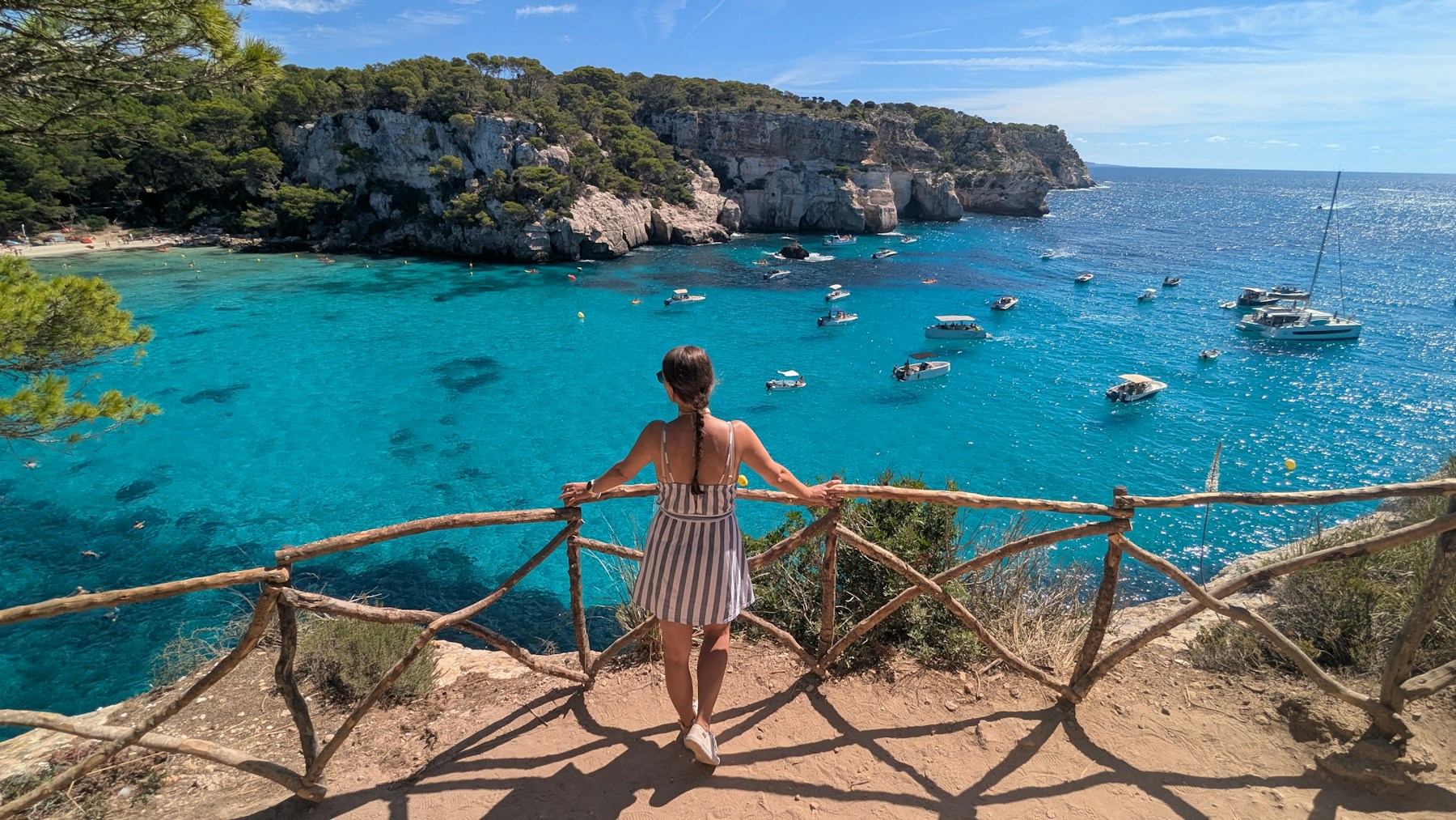 Cala Macarella con agua turquesa en Menorca durante el verano