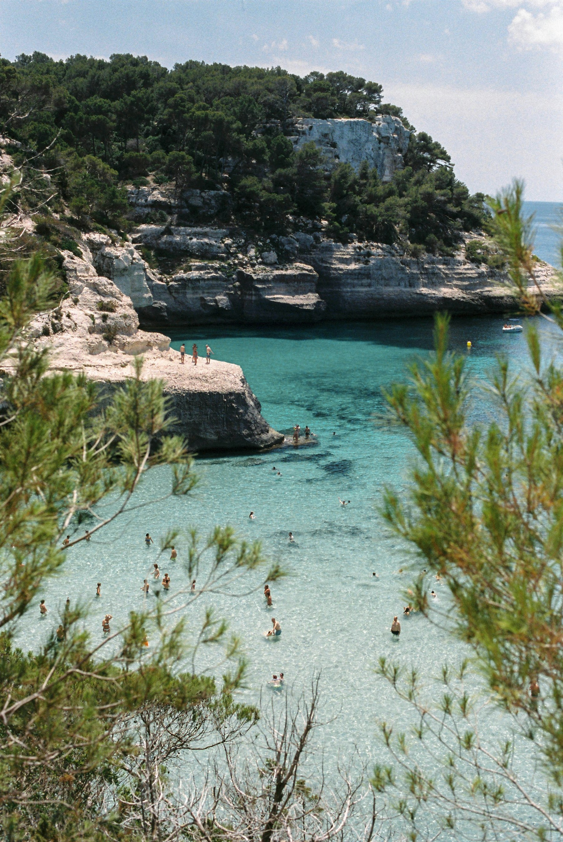 Cala rocosa con agua azul en Menorca