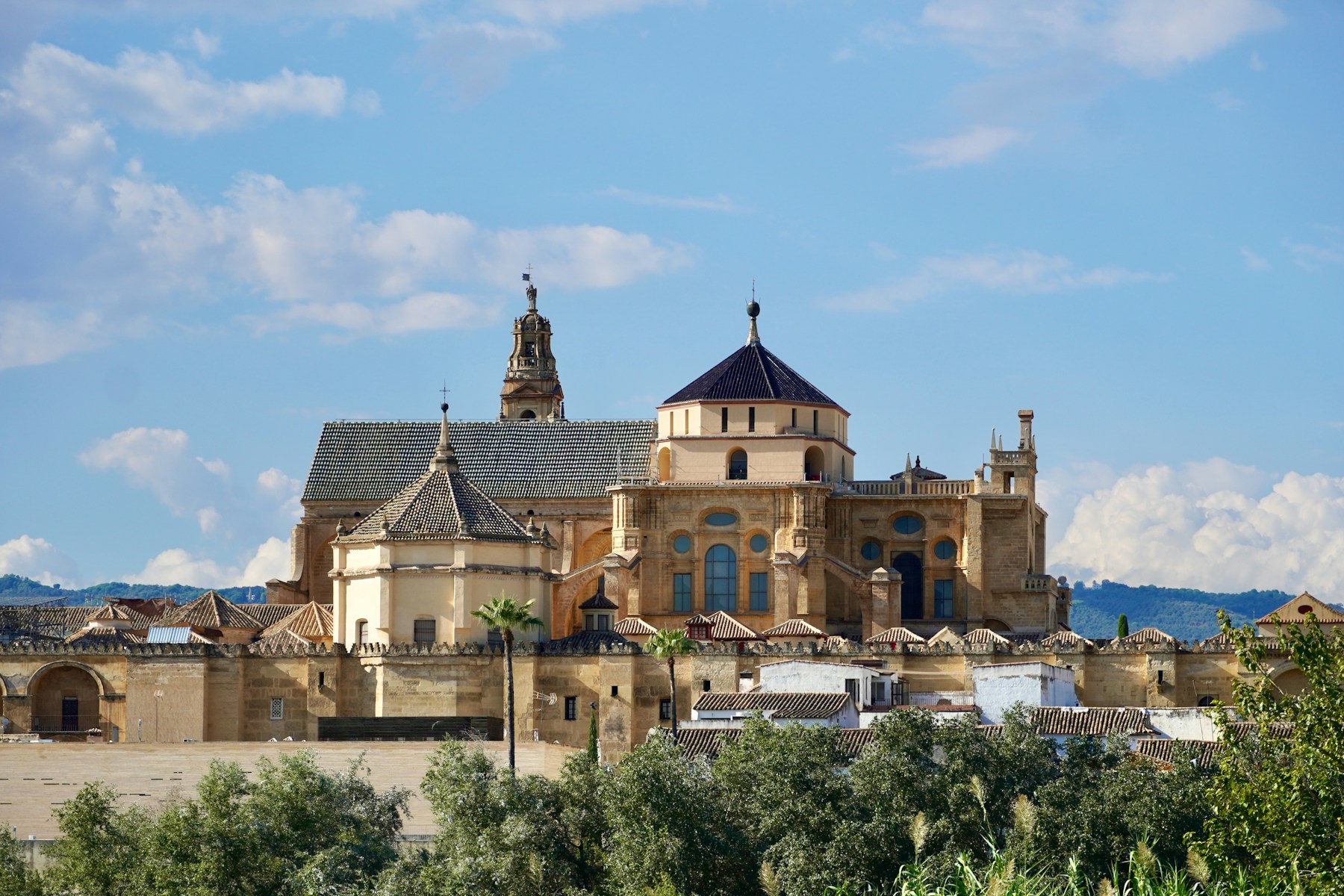 Mezquita-Catedral de Córdoba desde el Guadalquivir, con la cúpula, el campanario y el muro del monumento