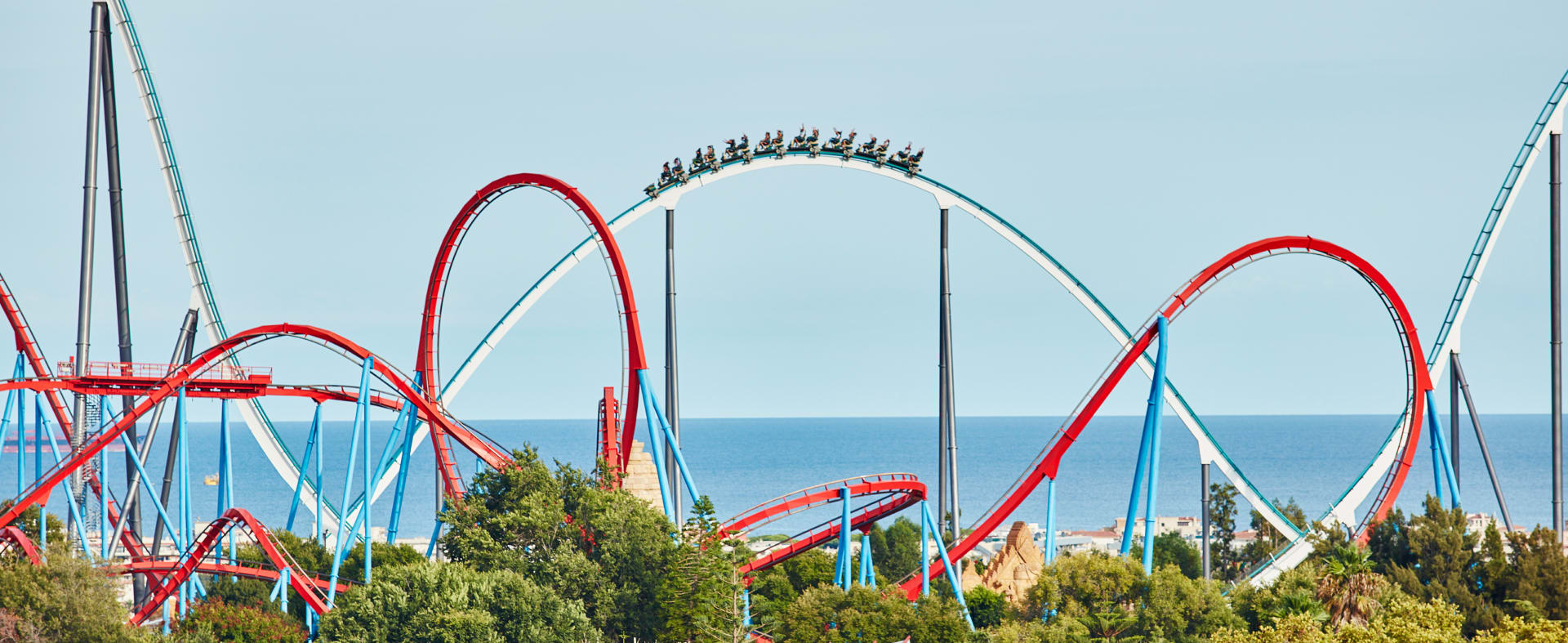Montaña rusa de PortAventura Park para una guía de restaurantes del parque