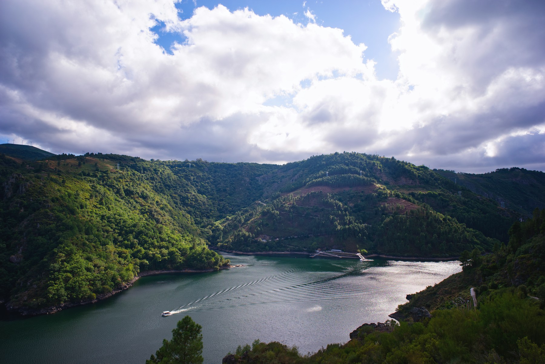 Barco navegando por el cañón del Sil en Galicia