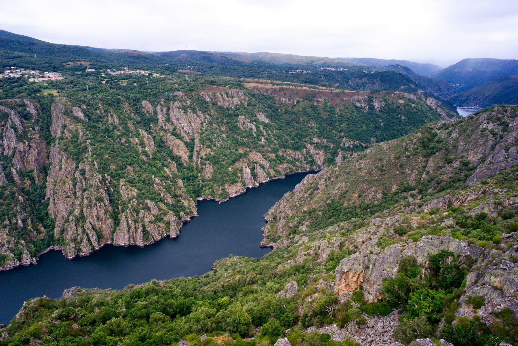 Cañón del Sil entre montañas verdes de la Ribeira Sacra