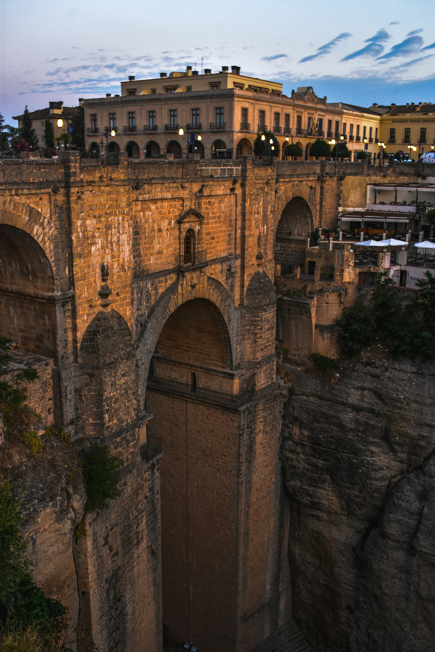 Puente Nuevo de Ronda al anochecer, con el Parador iluminado sobre el tajo