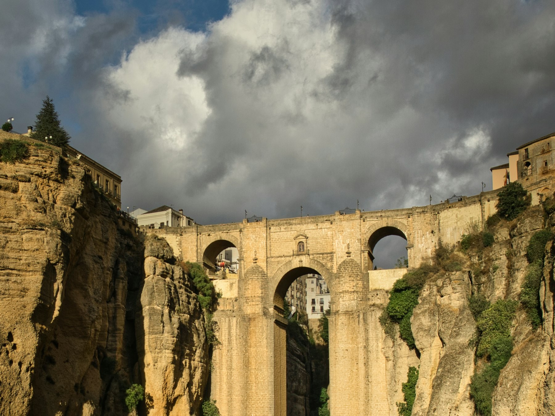 Puente Nuevo de Ronda sobre el tajo, con los arcos y la garganta del Guadalevín