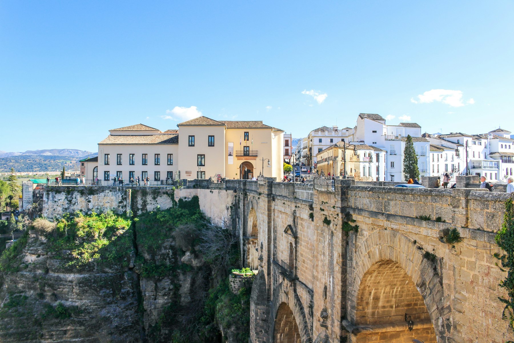 Arcos del Puente Nuevo de Ronda con las casas blancas del casco al otro lado del tajo