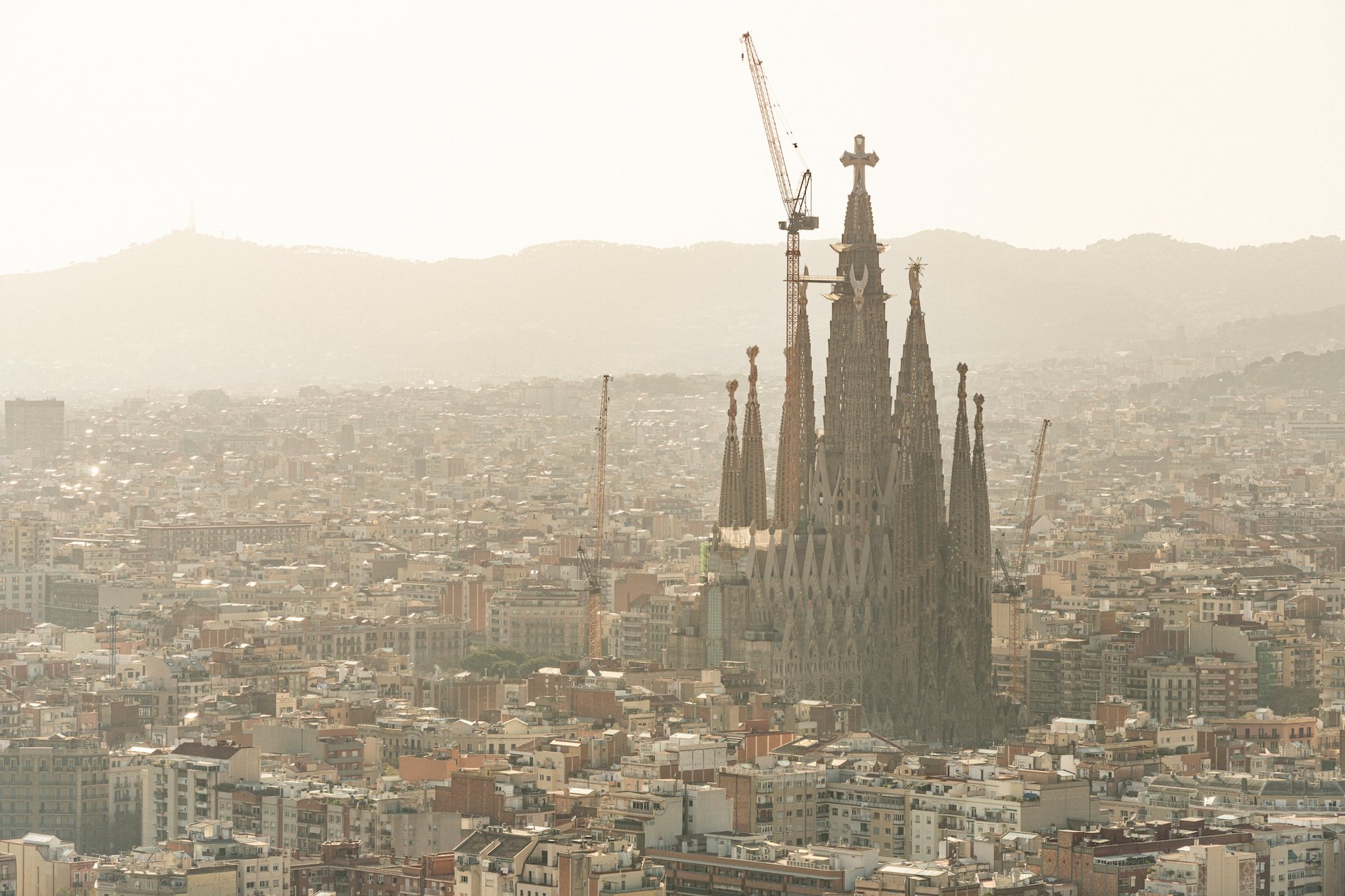 Vista de la Sagrada Familia y Barcelona para una guía de restaurantes cercanos