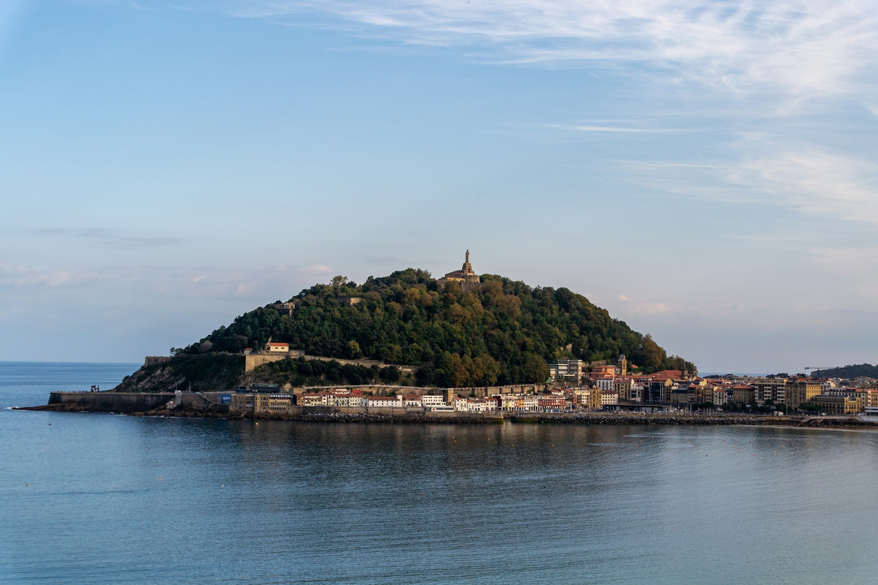 Monte Urgull y costa de San Sebastián desde el mar