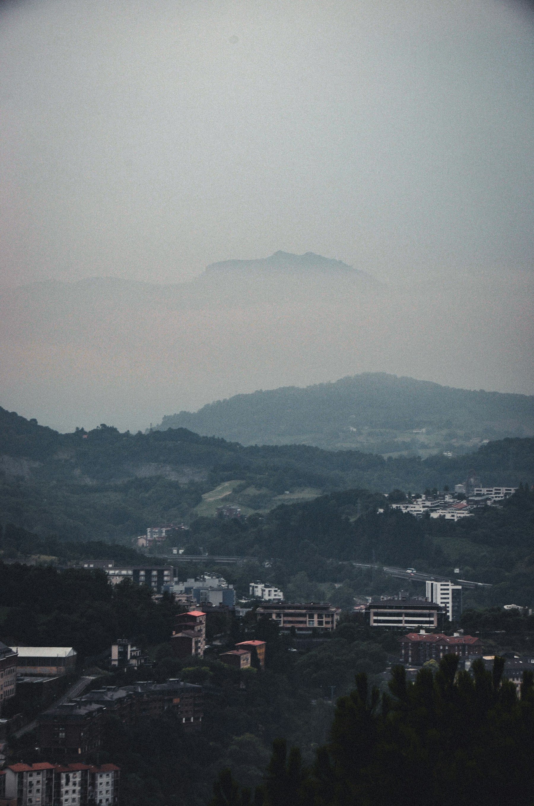 Montes verdes con niebla cerca de San Sebastián