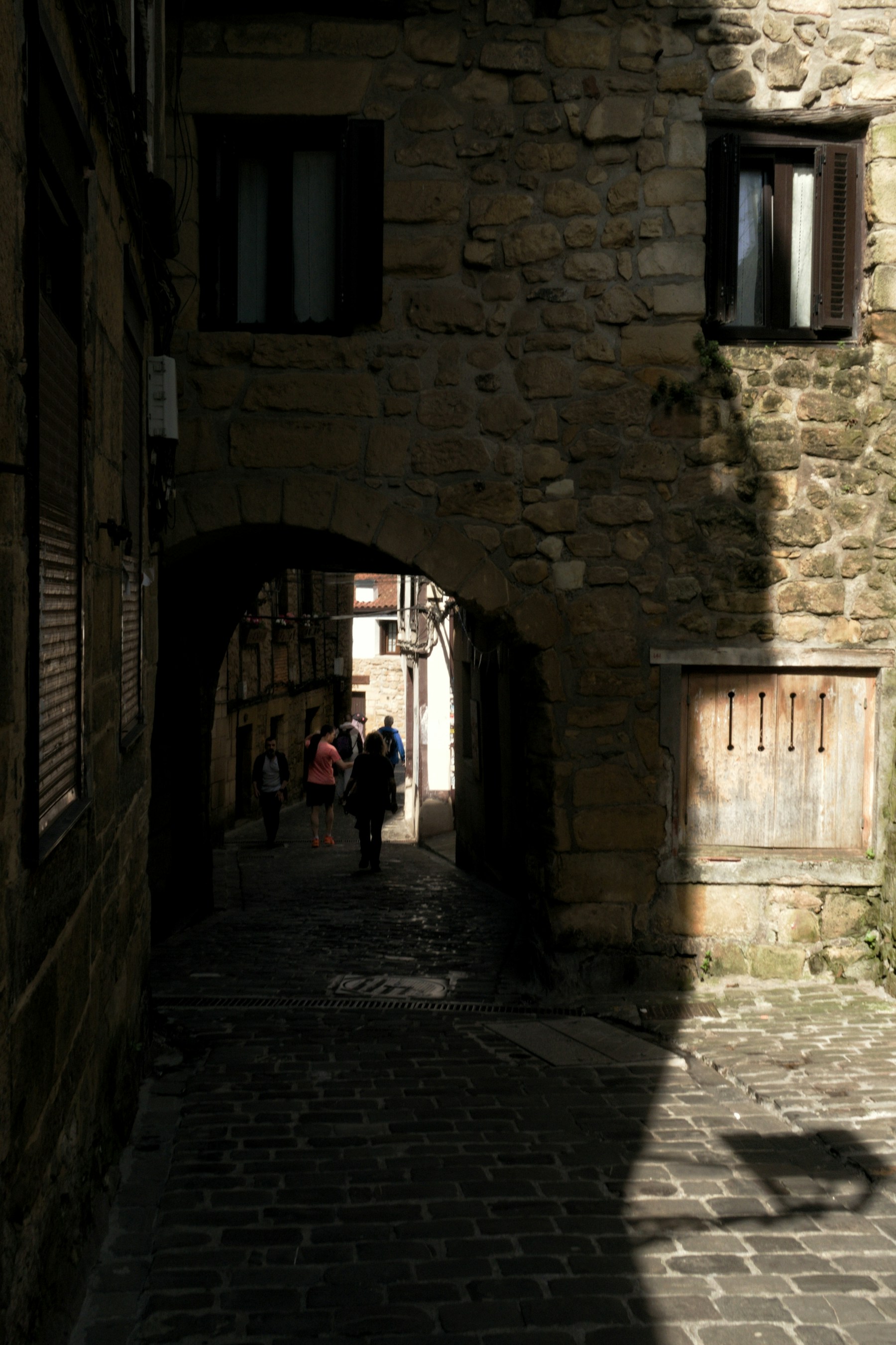 Arco histórico en la Parte Vieja de San Sebastián