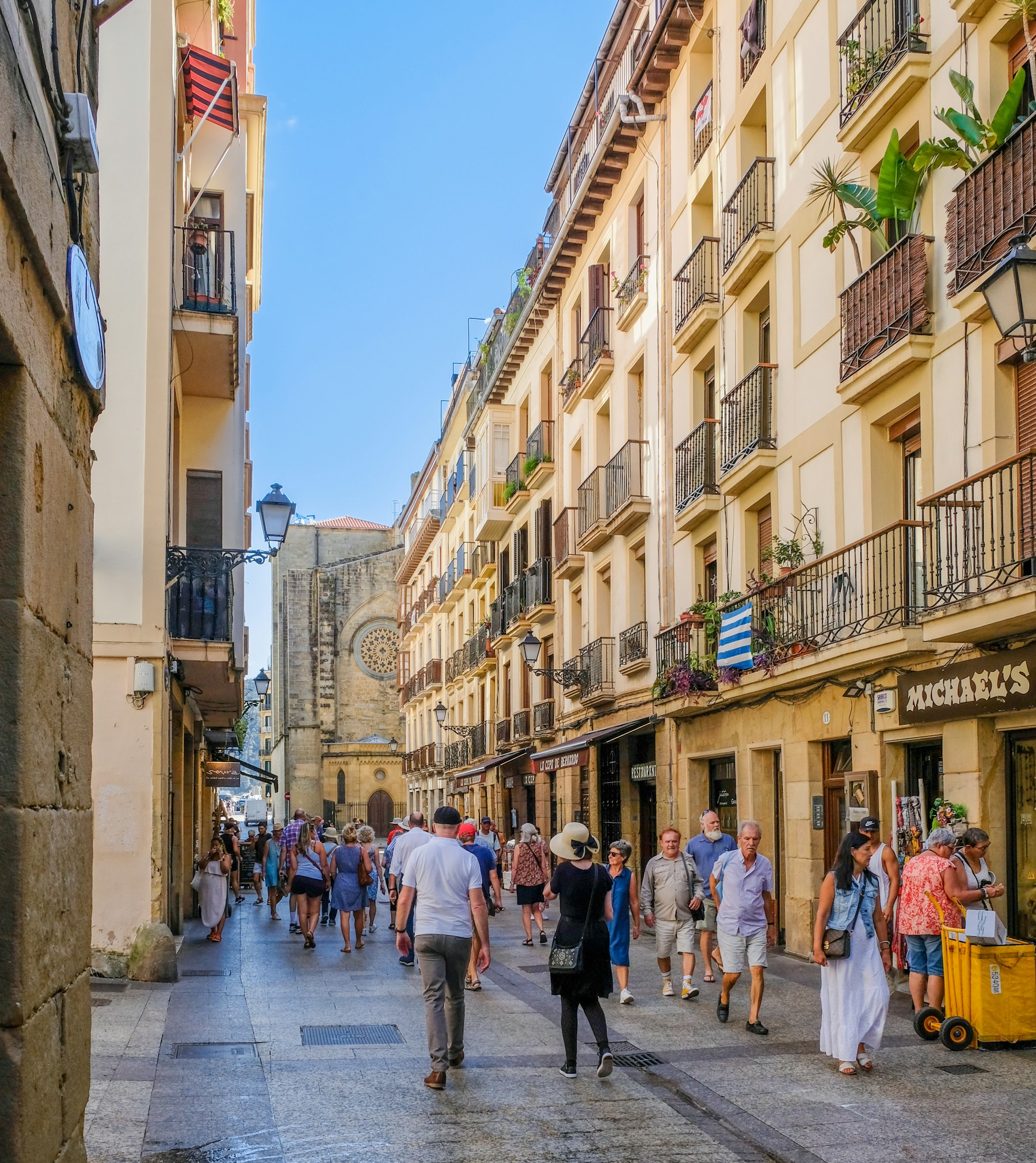 Calle de la Parte Vieja de San Sebastián con fachadas históricas