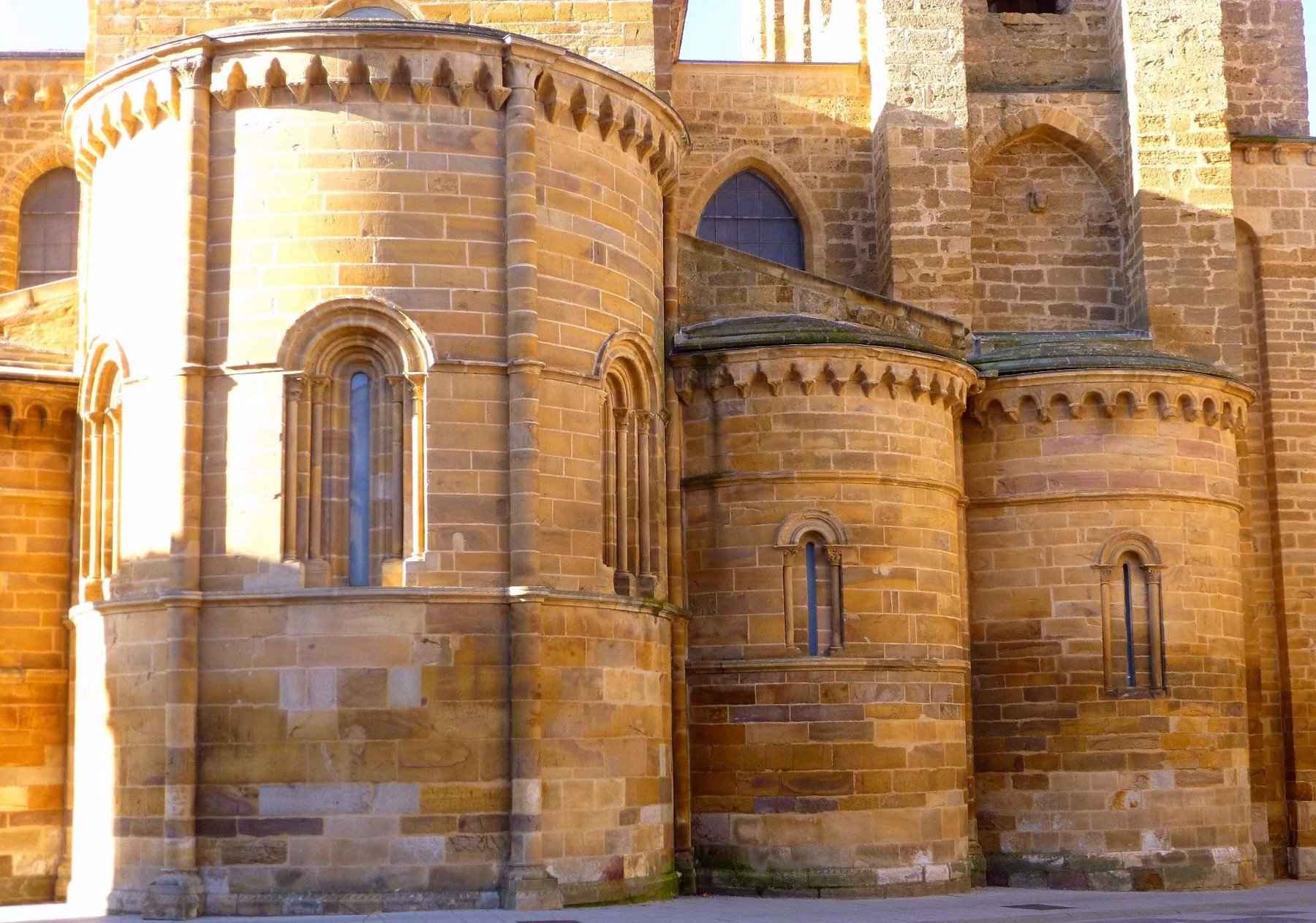 Ábsides de piedra de la iglesia de Santa María del Azogue, en Benavente