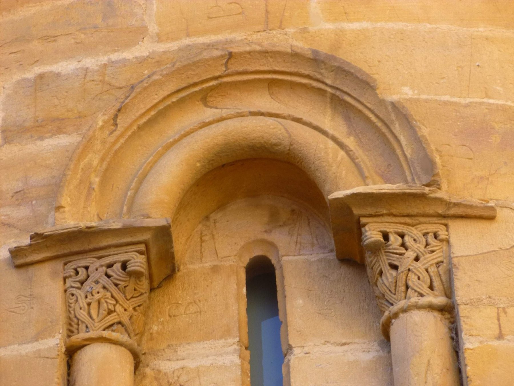 Capiteles románicos de un ventanal en los ábsides de Santa María del Azogue, Benavente