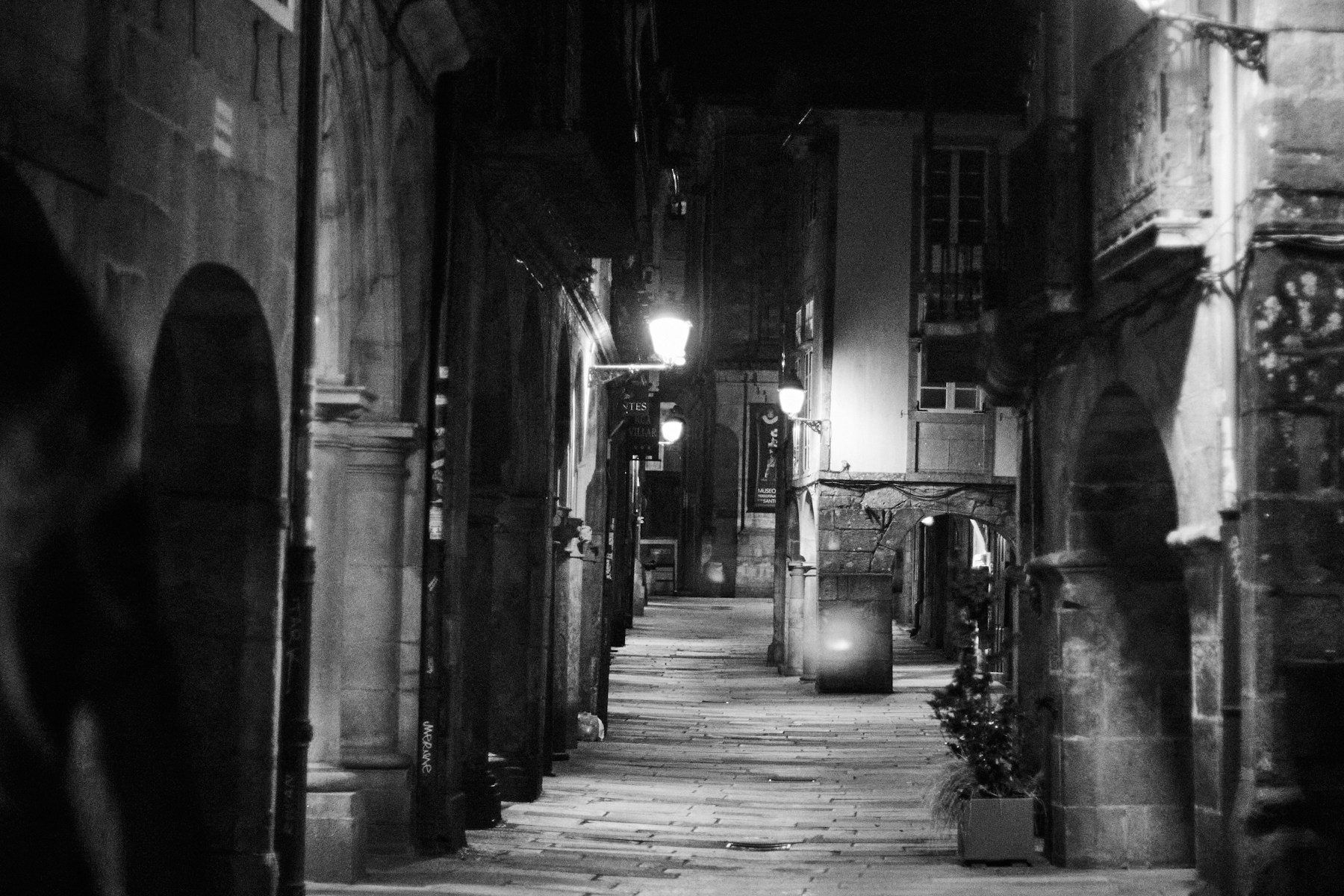 Calle del casco histórico de Santiago de Compostela bajo soportales