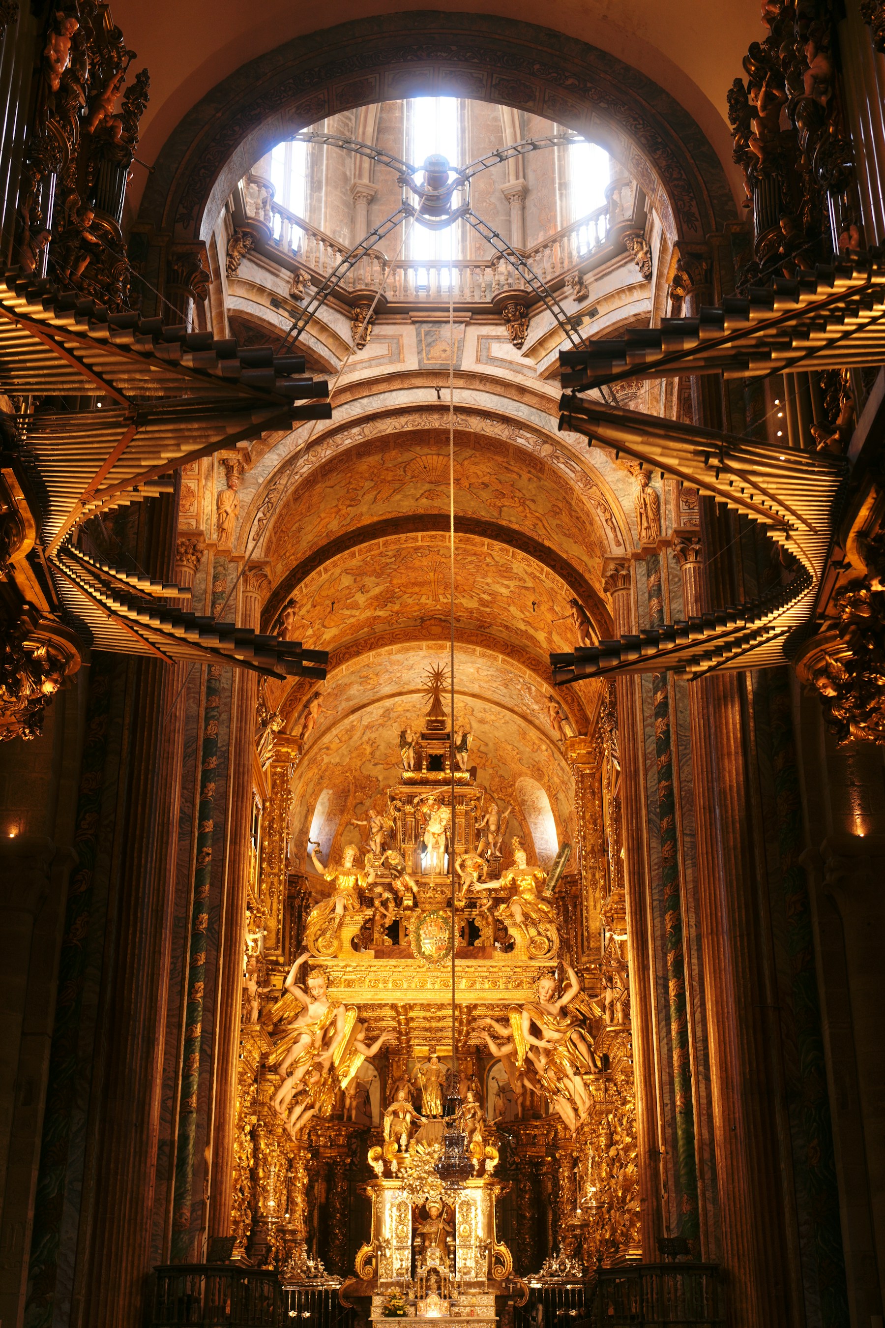 Altar dorado e interior de la Catedral de Santiago de Compostela