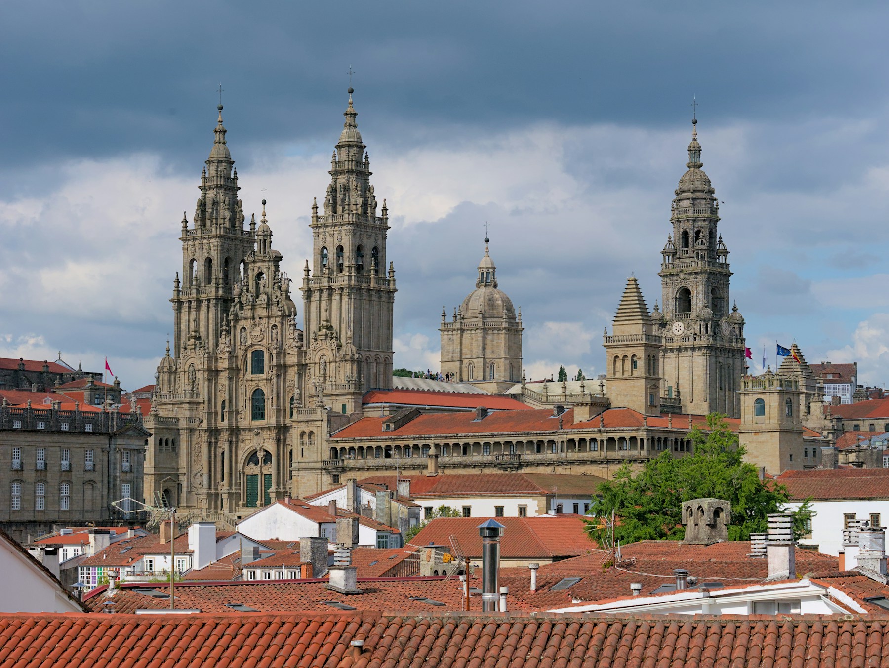 Torres de la Catedral de Santiago sobre los tejados del casco histórico
