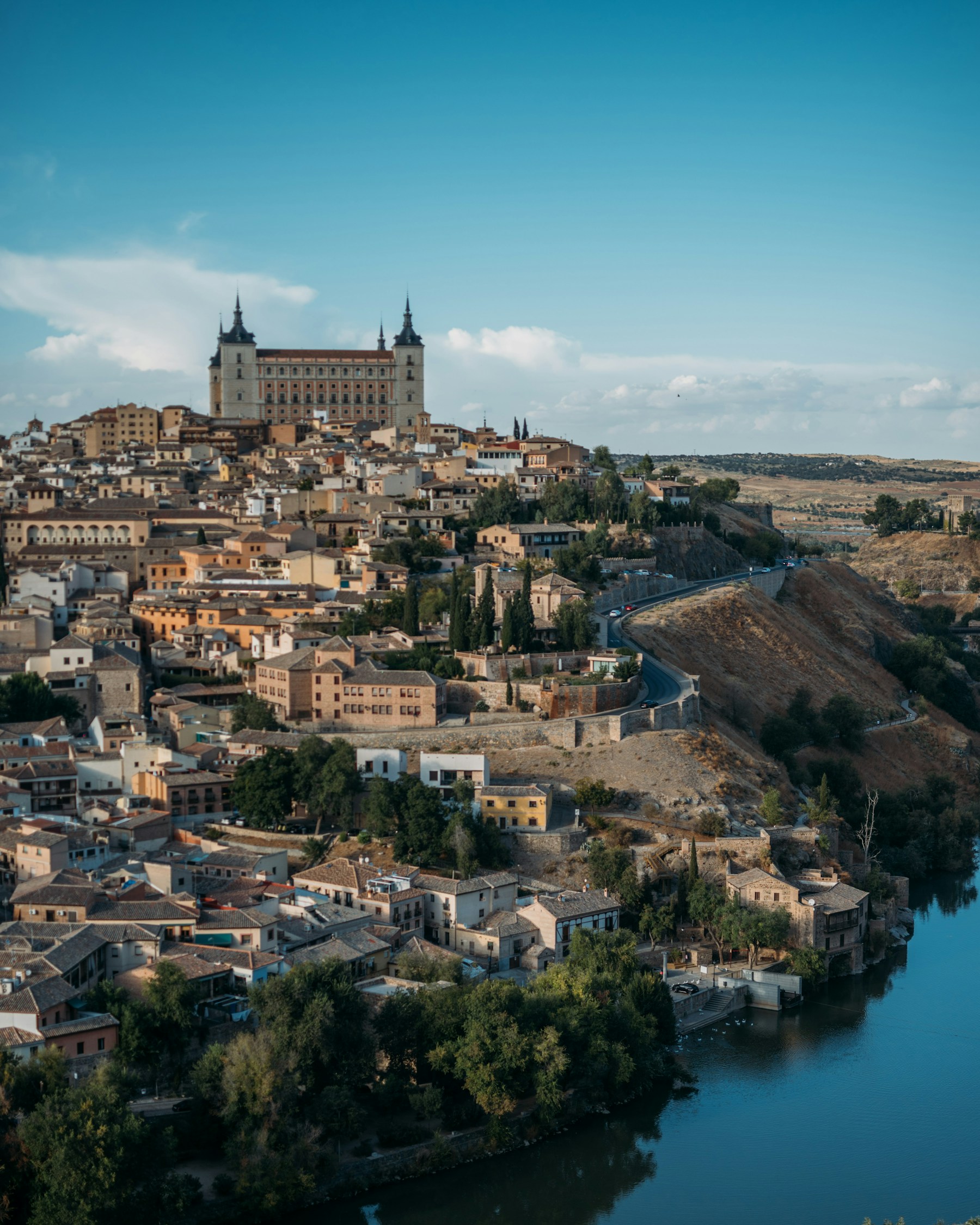Vista de Toledo con el Alcázar y el río Tajo rodeando la ciudad