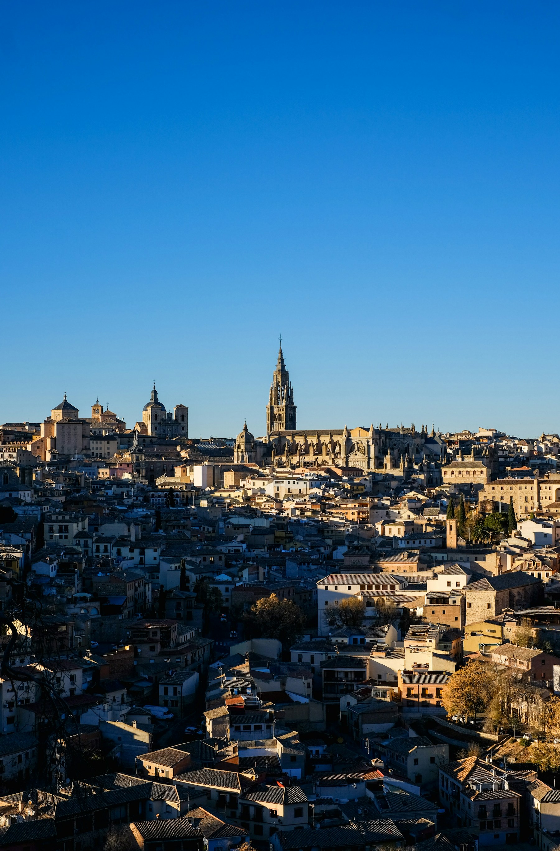 Atardecer sobre los tejados y la Catedral de Toledo