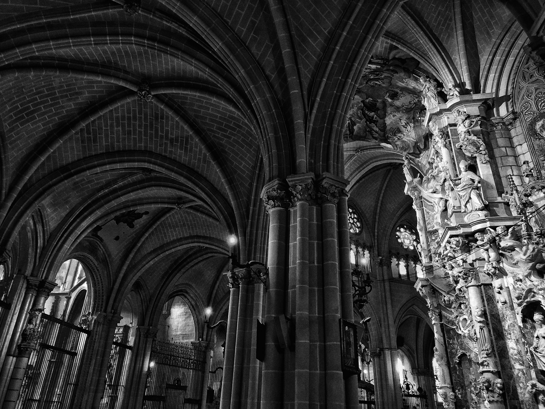 Interior de la Catedral de Toledo con arcos y bóvedas históricas