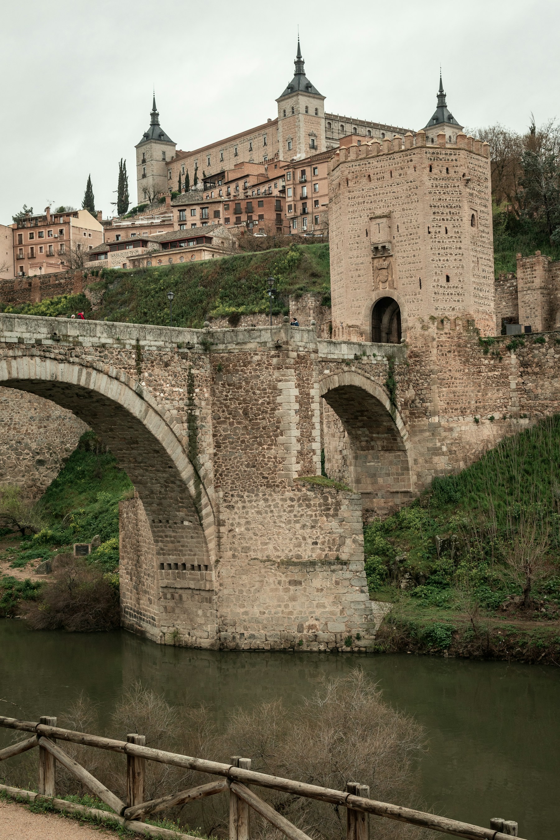 Puente histórico sobre el río Tajo en Toledo