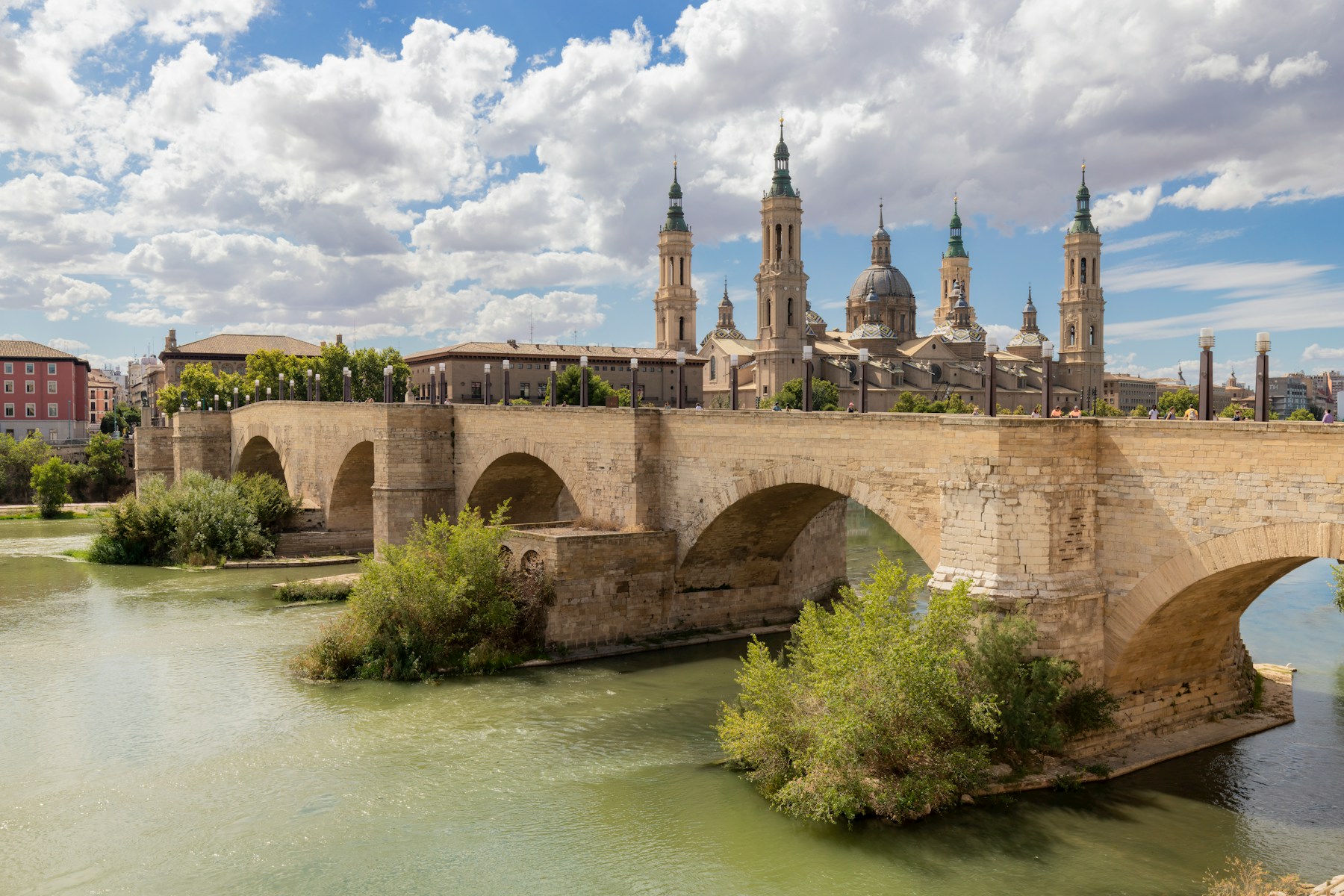 Basílica del Pilar y Puente de Piedra sobre el río Ebro en Zaragoza
